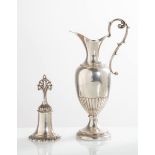 Lotto composto da anfora e campanella in argento, Italia - XX secolo.