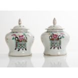 Coppia di piccole giare in porcellana complete di coperchio, Cina - XIX secolo.