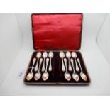 A cased set of twelve silver teaspoons, missing tongs, Sheffield 1901 Condition Report: Available