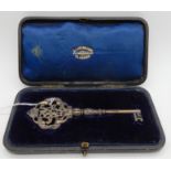 A cased silver presentation key, monogrammed "RM & ML, Glasgow 1903, 11.8cm long, 57gms Condition
