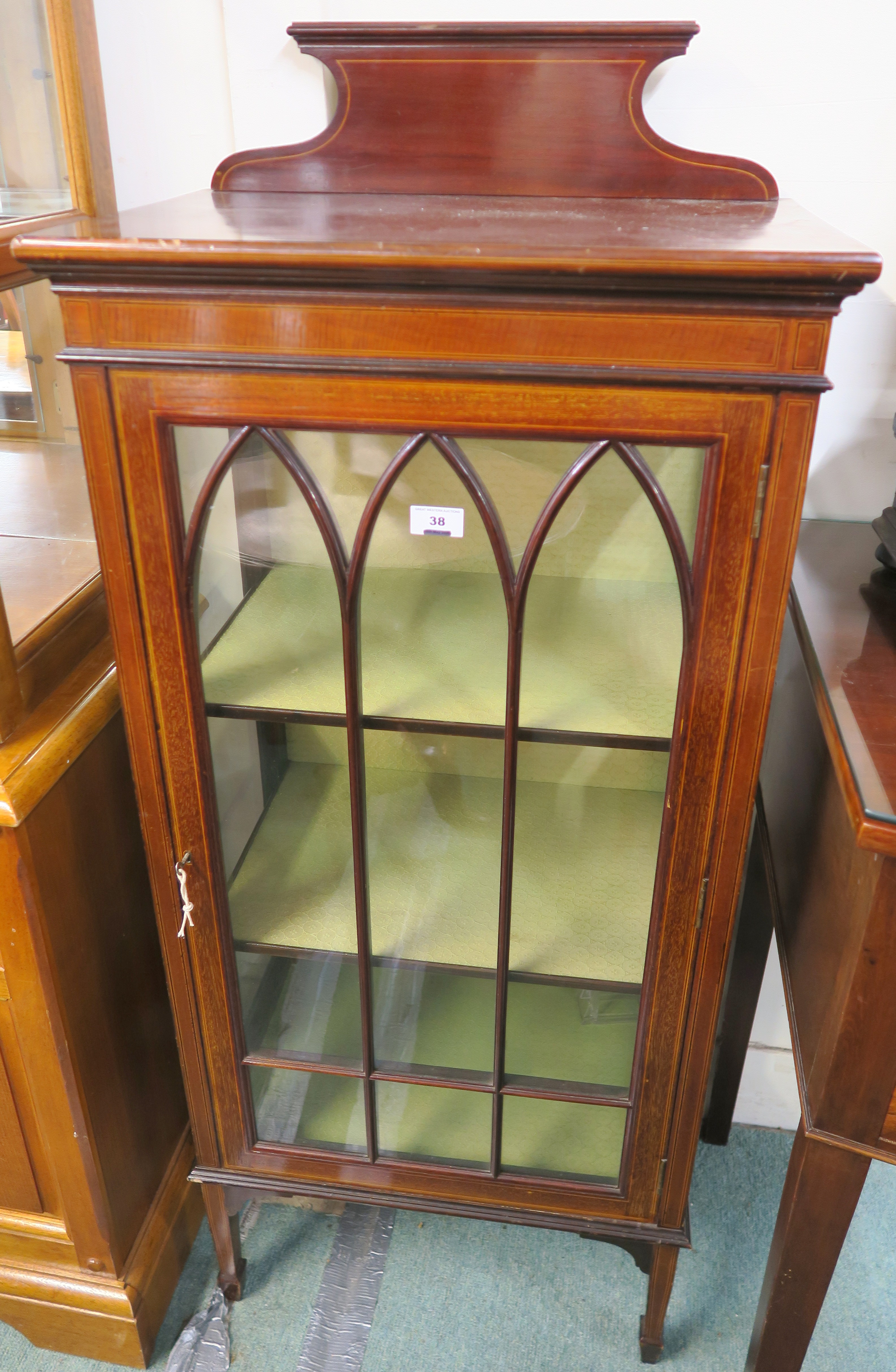 An Edwardian inlaid mahogany display cabinet with single door, 134cm high x 55cm wide x 37cm deep