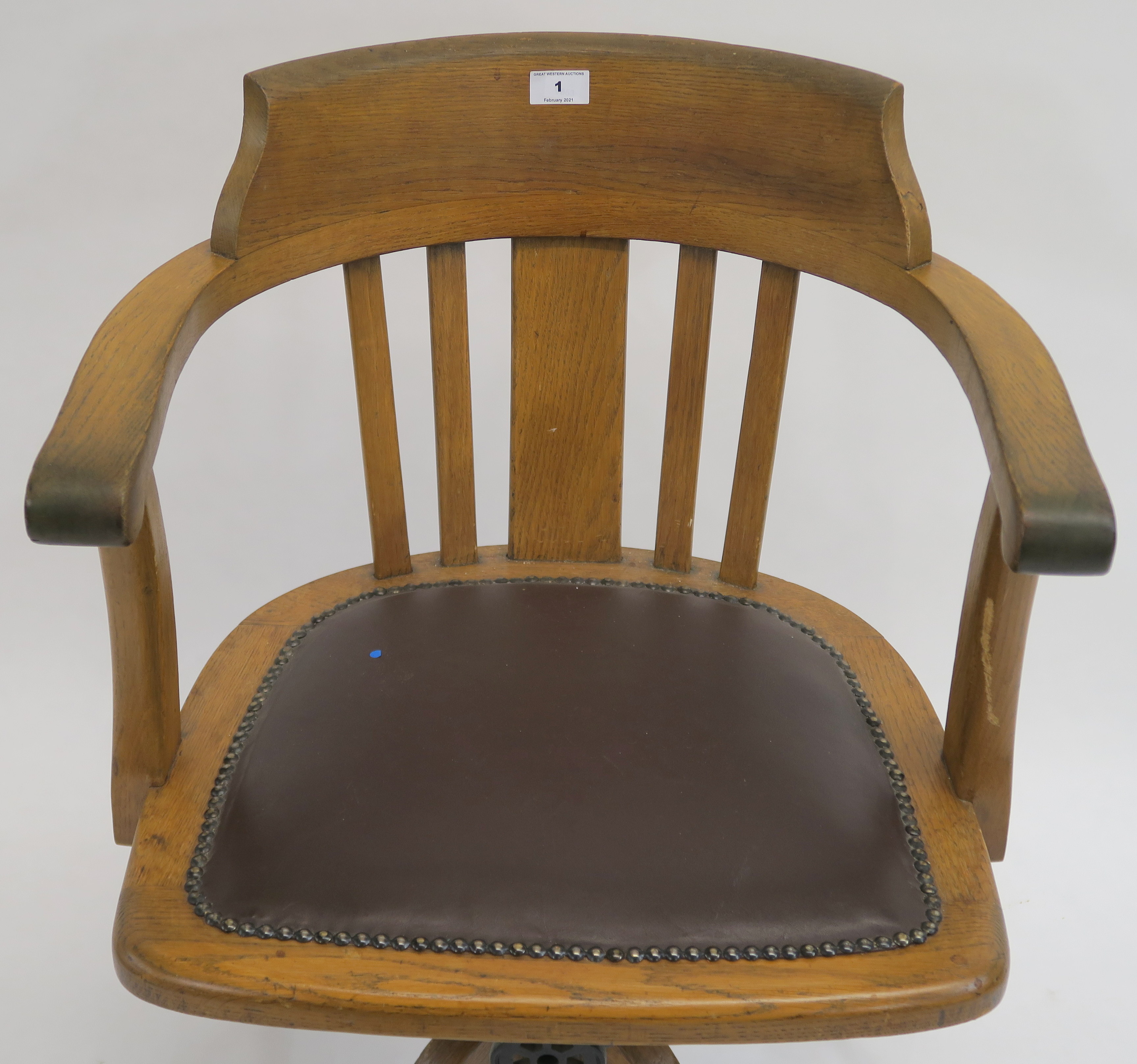 An oak swivel office chair Condition Report: Available upon request - Image 2 of 2