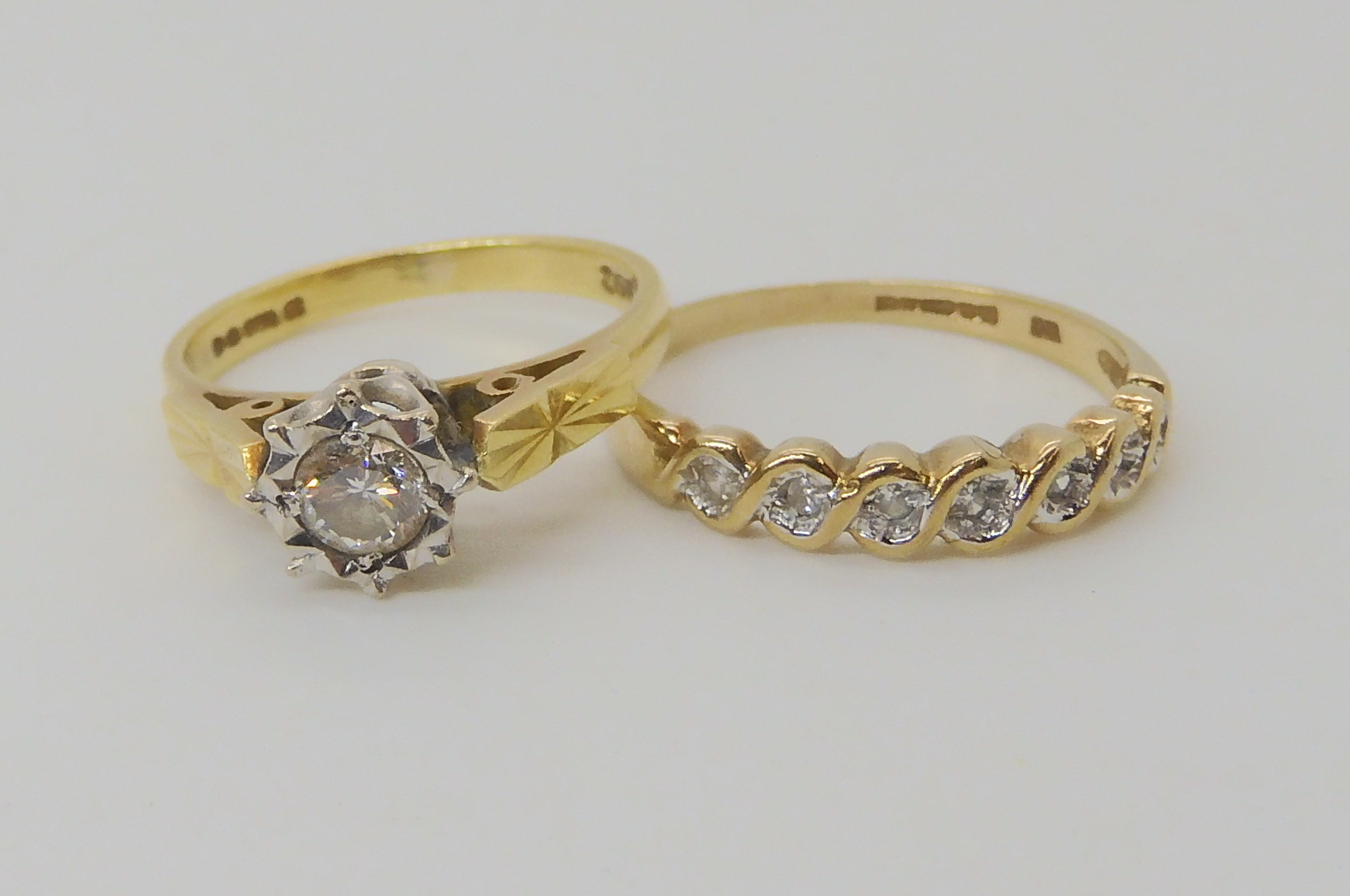 An 18ct gold illusion set diamond ring, set with estimated approx 0.20cts of brilliant cut diamonds,