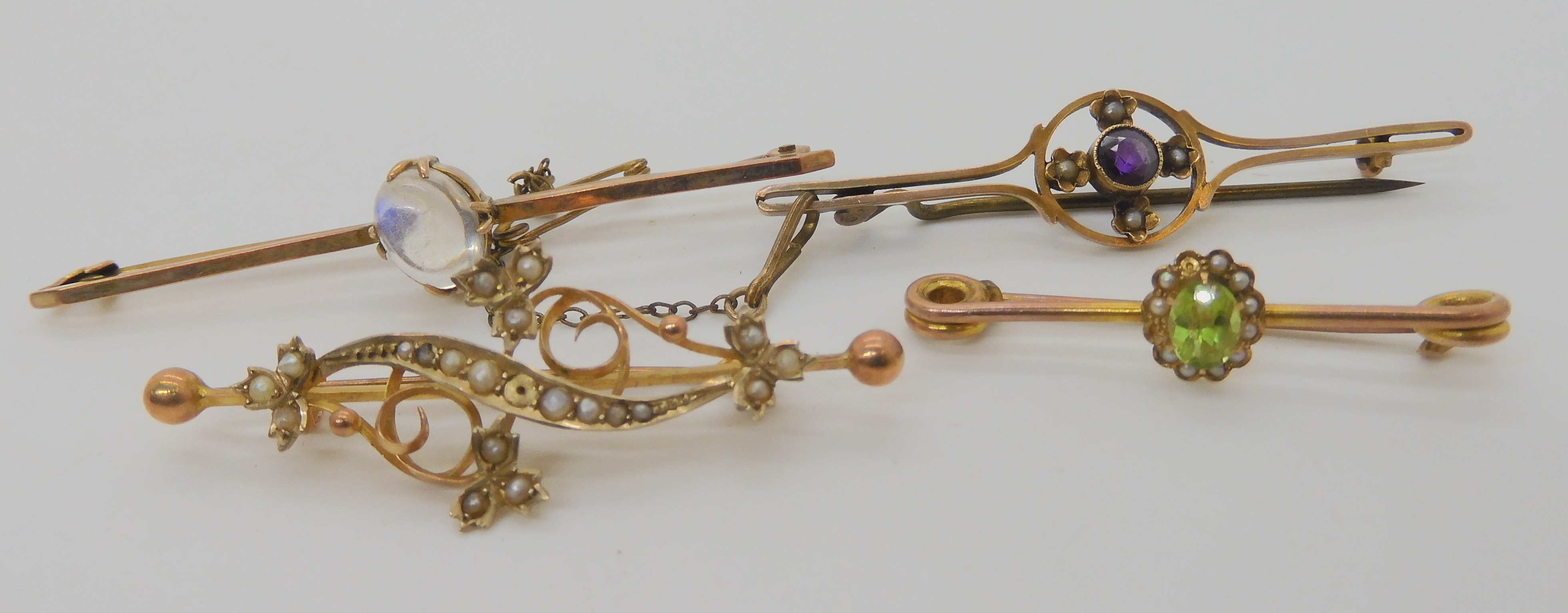 A 9ct moonstone bar brooch, a yellow metal peridot and pearl brooch and two further 9ct pearl set - Image 3 of 3