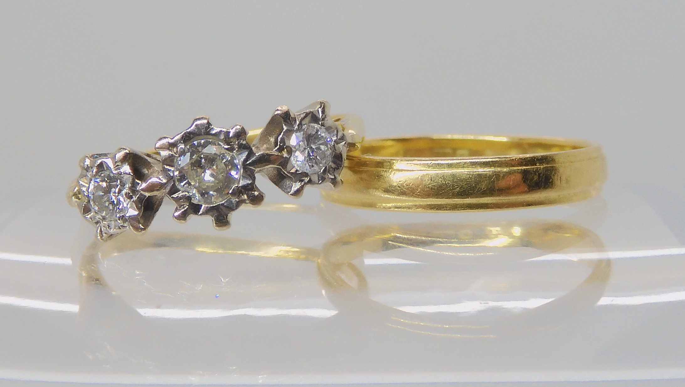 An 18ct gold three stone diamond ring set with estimated approx 0.25cts of brilliant cut diamonds, - Image 2 of 3