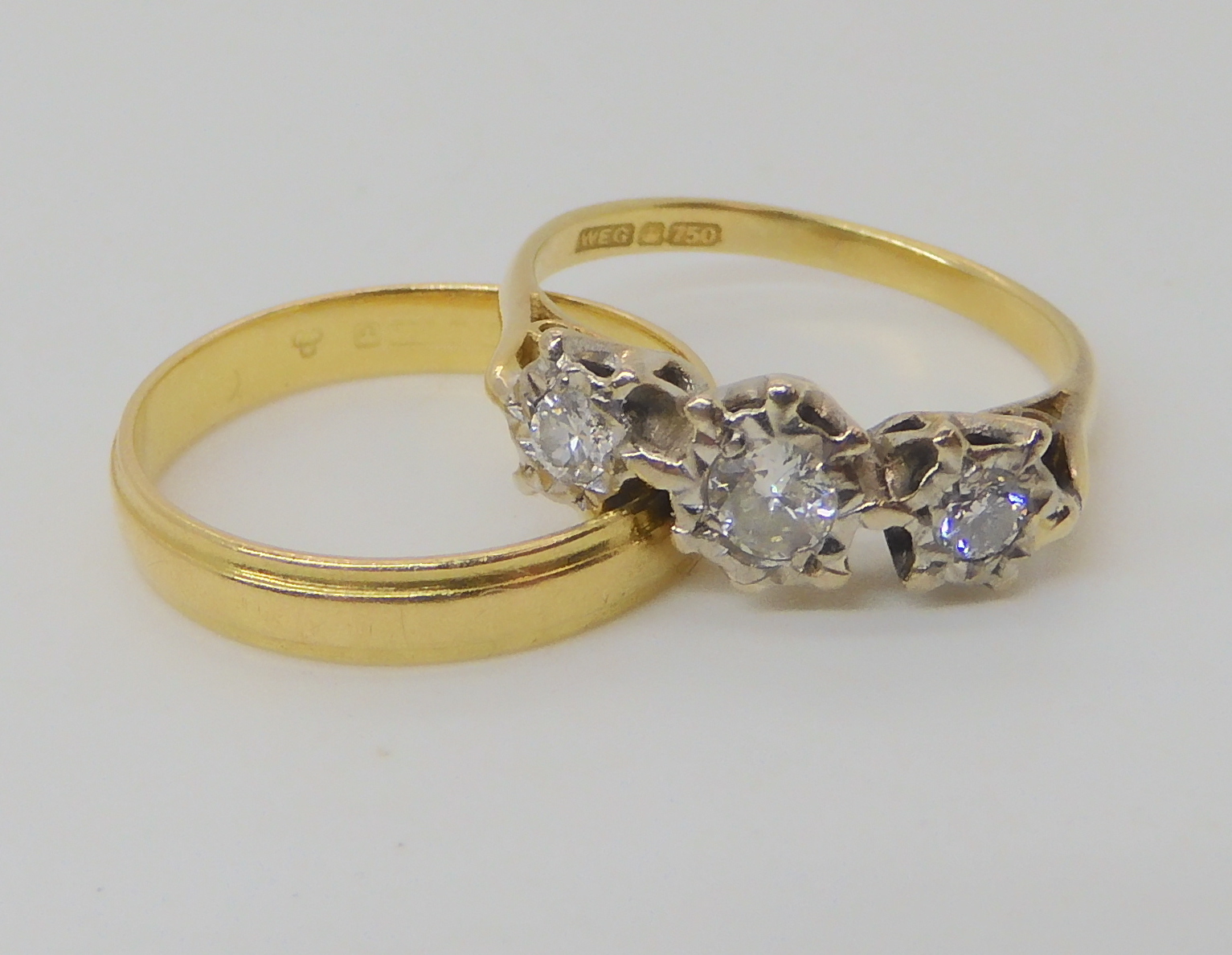 An 18ct gold three stone diamond ring set with estimated approx 0.25cts of brilliant cut diamonds,
