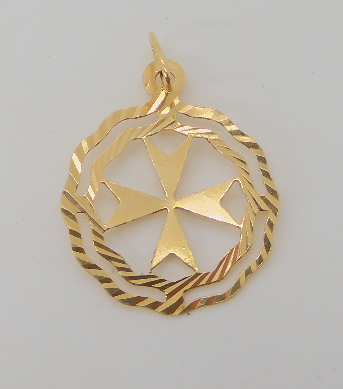 An 18ct gold Maltese cross pendant weight 0.85gms Condition Report: Available upon request