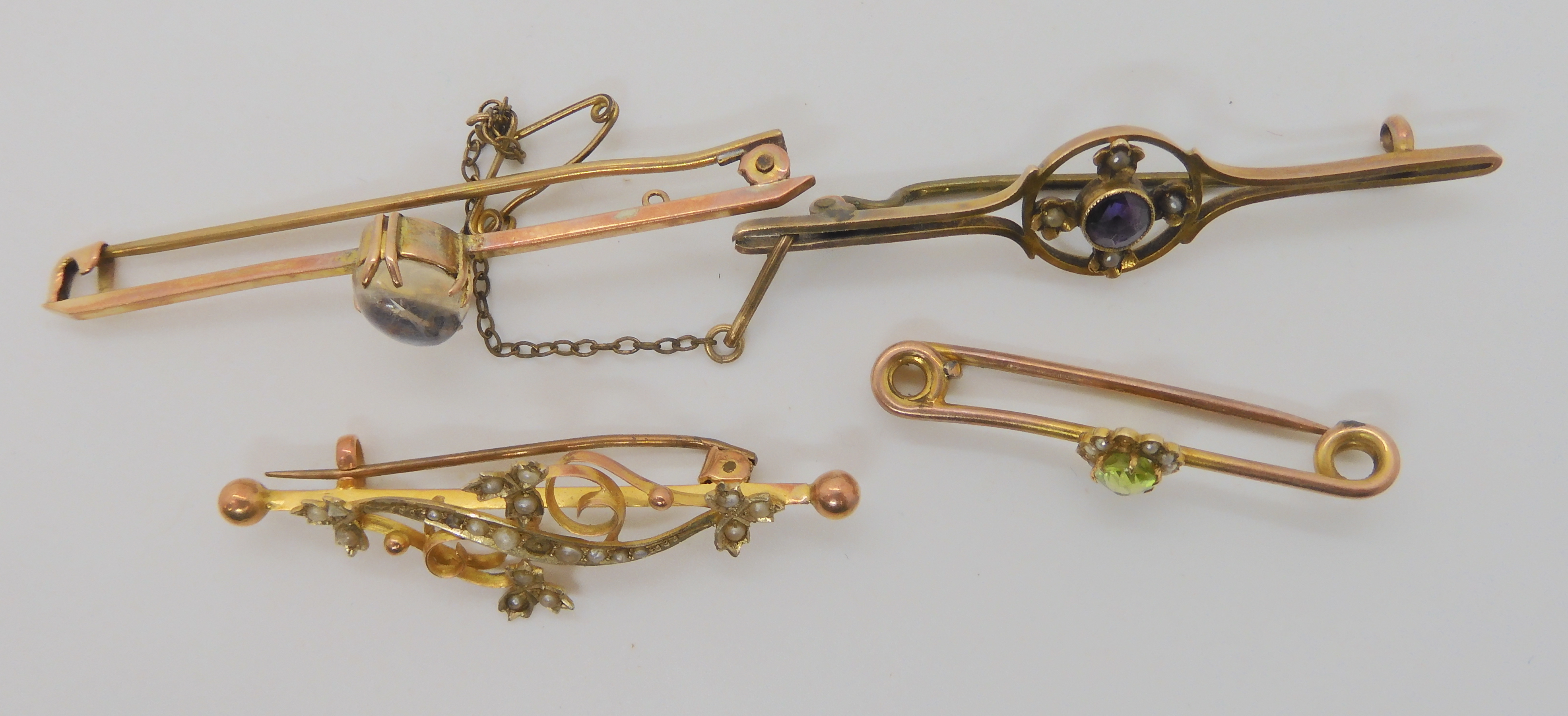 A 9ct moonstone bar brooch, a yellow metal peridot and pearl brooch and two further 9ct pearl set - Image 2 of 3