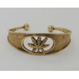 A 9ct gold leaf design bangle. Approx diameter 5.8cm , weight 24.1gms Condition Report: Available