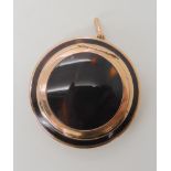 A 9ct gold and tortoiseshell pendant compact, with internal mirror, diameter 5cm, weight 19.9gms
