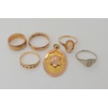 A 9ct medallion, a 9ct gents wedding ring size X, a ladies size O1/2 (af), cameo ring size O, weight