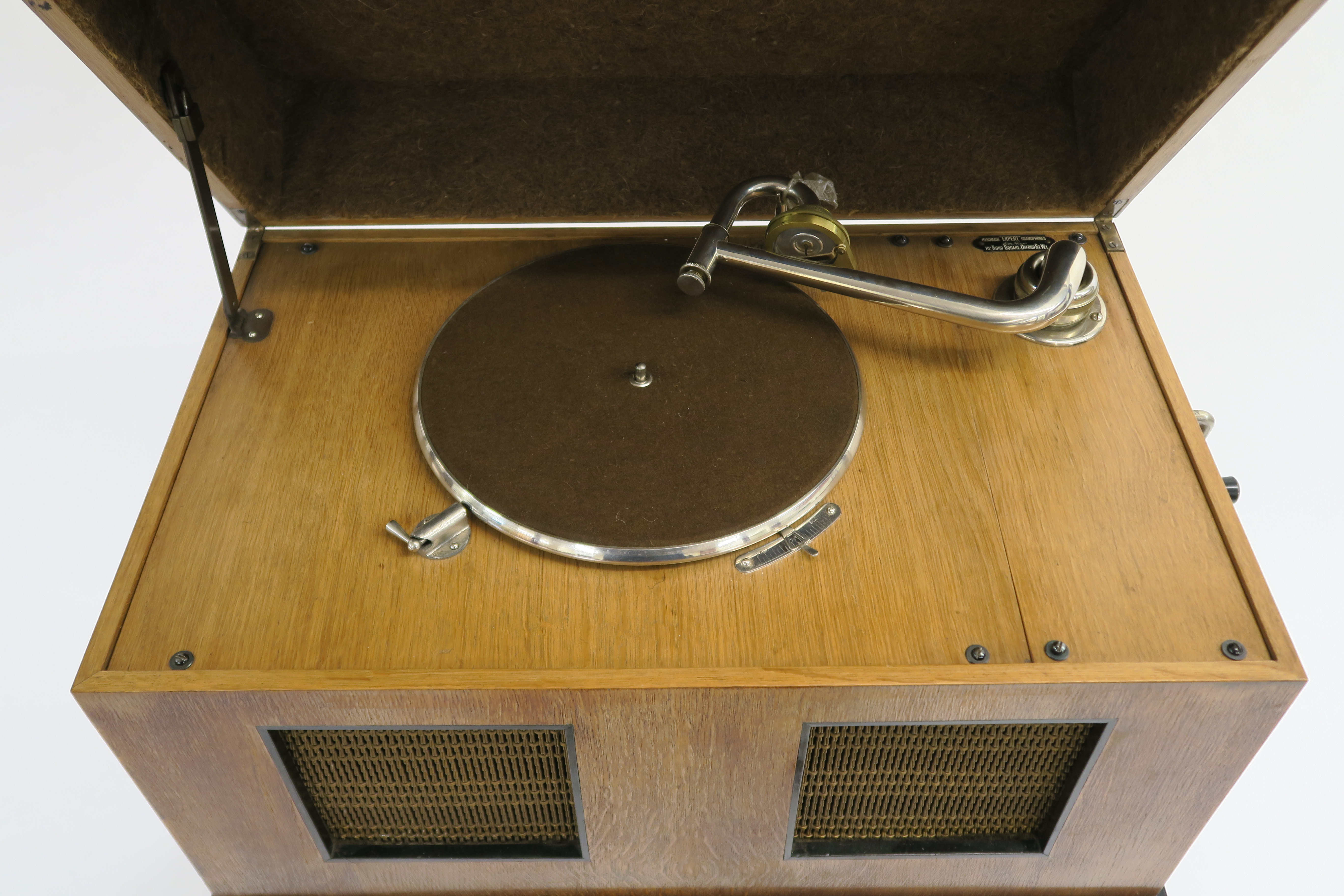 AN EXPERT HANDMADE GRAMOPHONE with chrome arm and pick up in oak case on oak stand, 105cm high x - Image 5 of 17