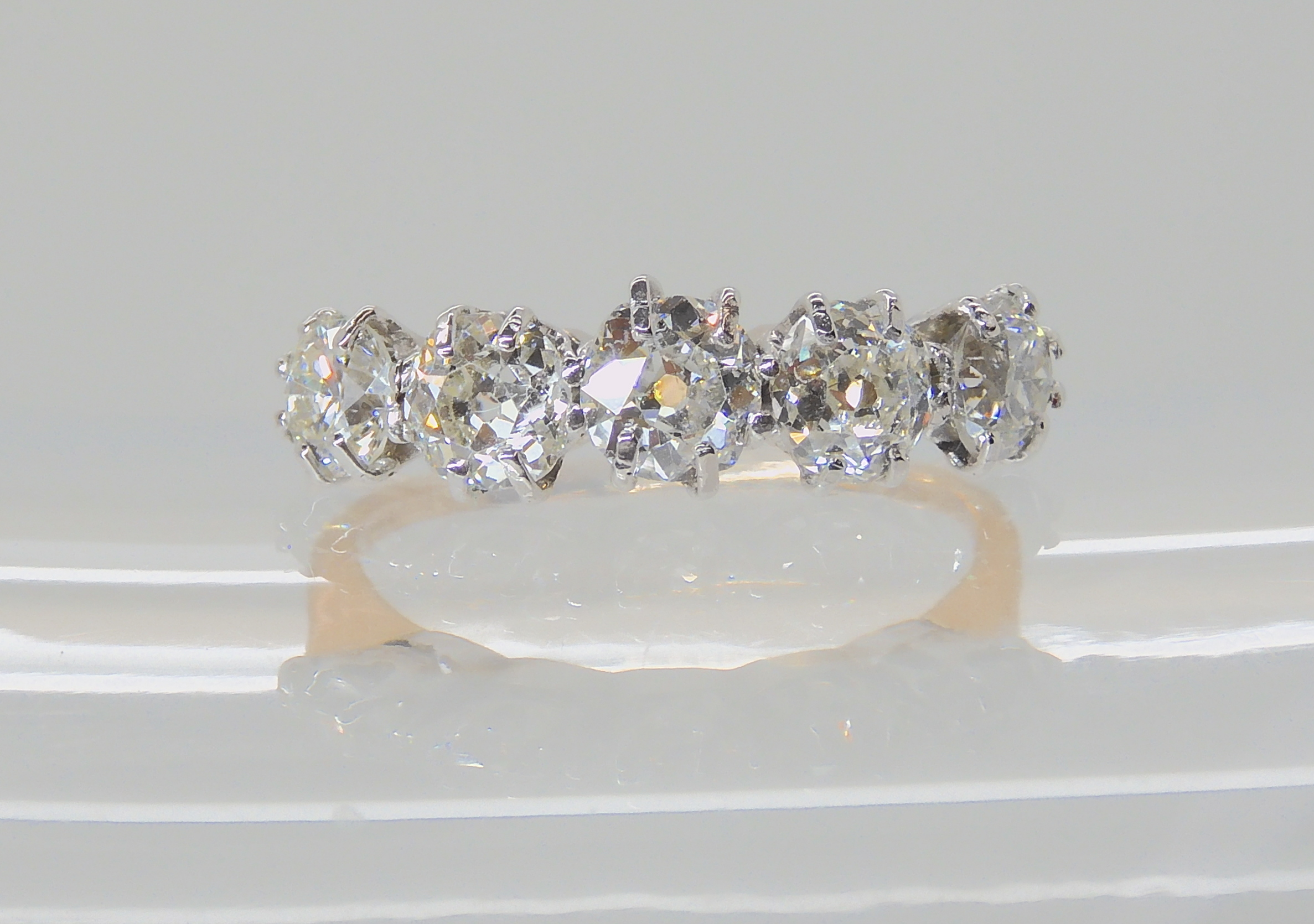 A FIVE STONE DIAMOND RING set with five old cut diamonds to an estimated approx combined total of - Image 6 of 7