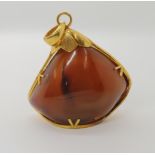 A BRIGHT YELLOW METAL MOUNTED CHINESE PENDANT mounted with a substantial agate specimen.
