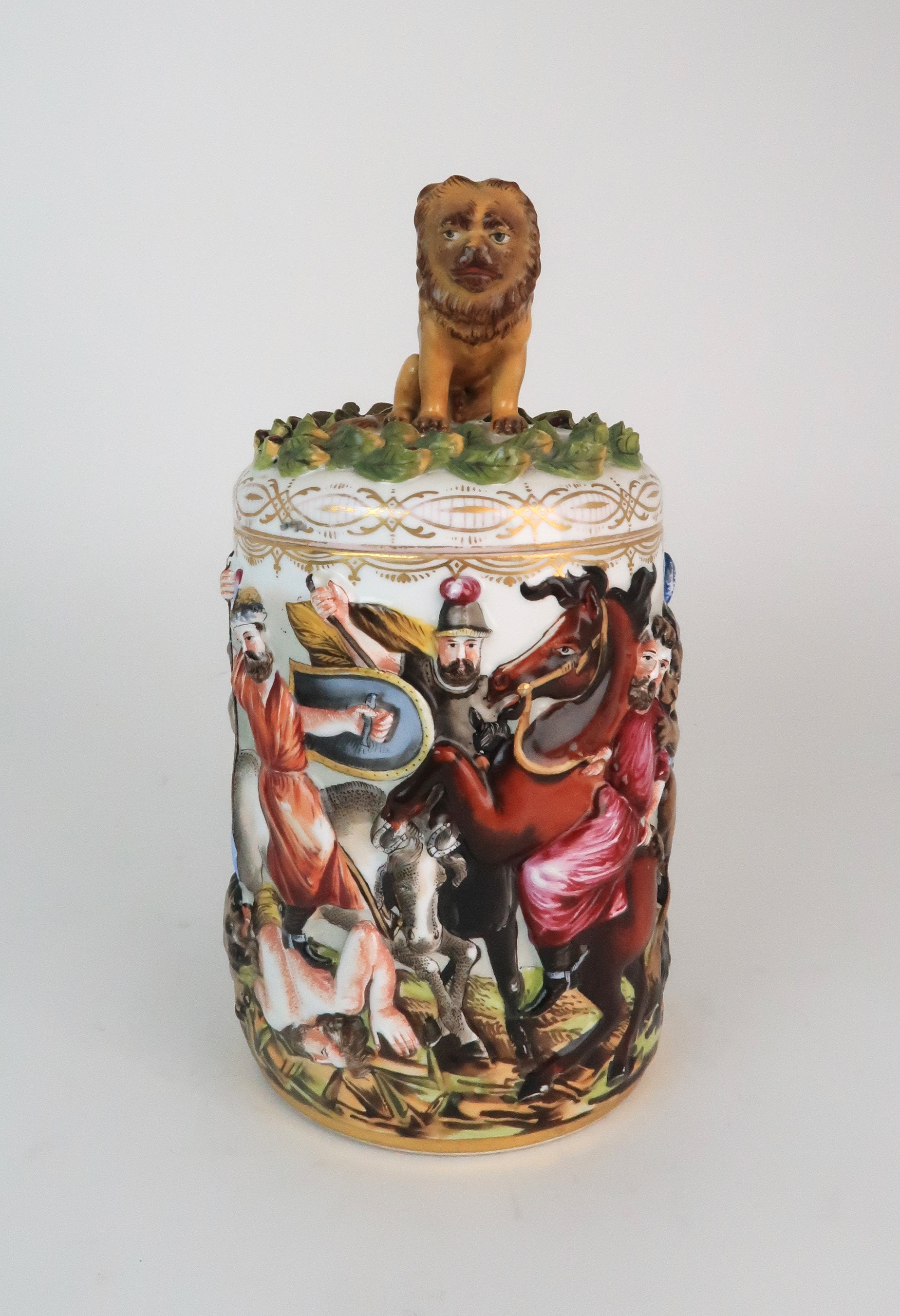 AN EARLY 20TH CENTURY HEREND TANKARD moulded and painted in relief with a battle scene, with brass - Image 4 of 10