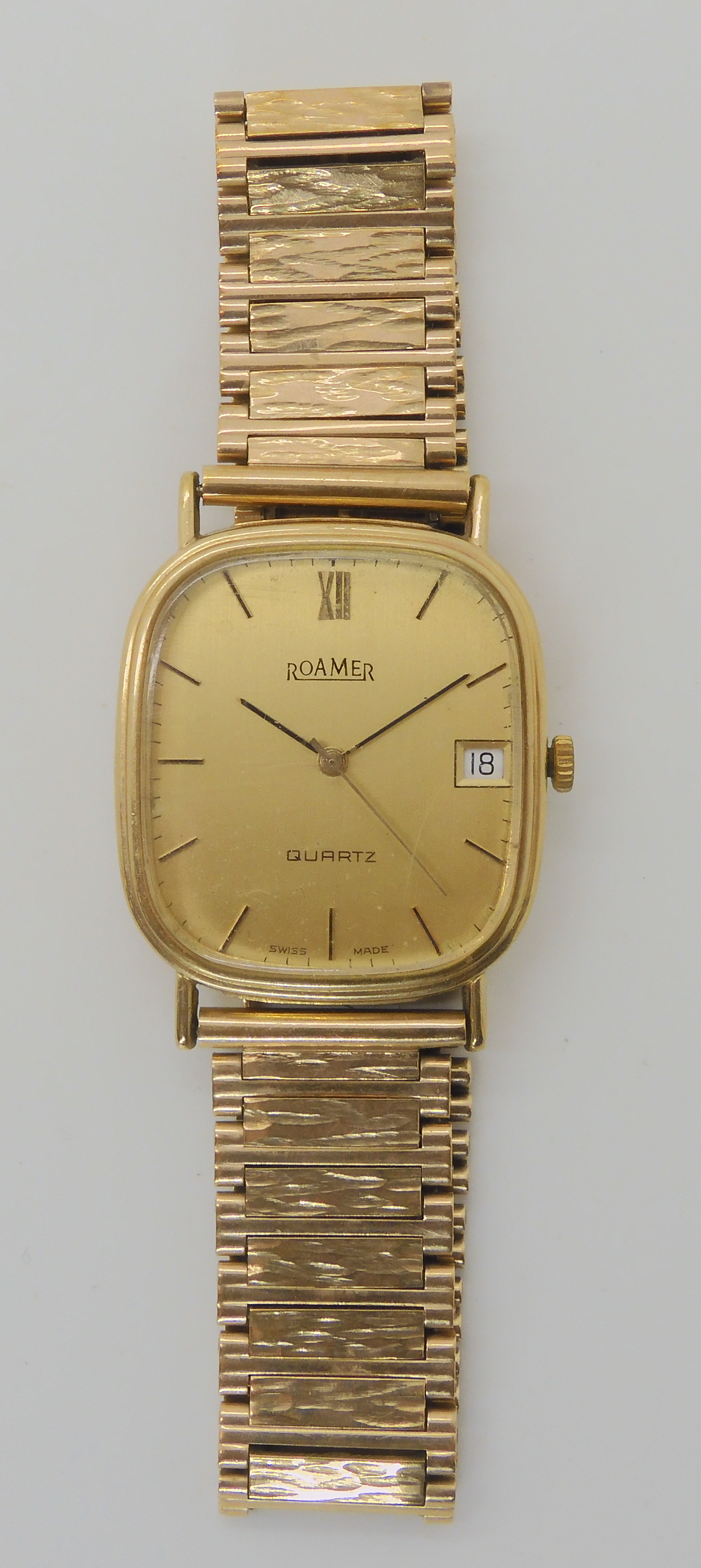 A 9CT GOLD GENTS ROAMER QUARTZ WATCH gold coloured dial, baton numerals, and hands, and date