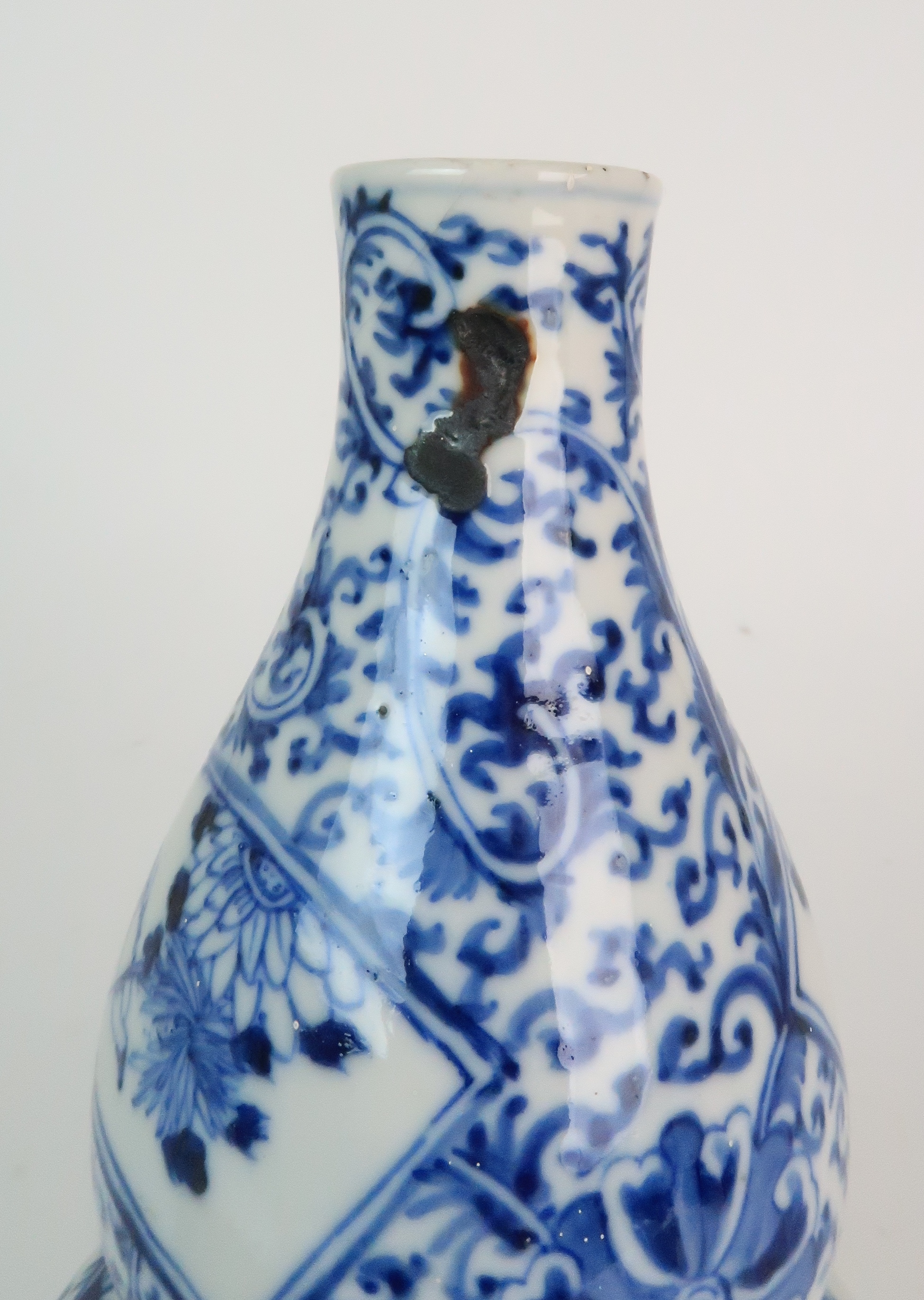 A CHINESE BLUE AND WHITE DOUBLE GOURD SHAPED VASE painted with panels of figures in conversation - Image 5 of 9