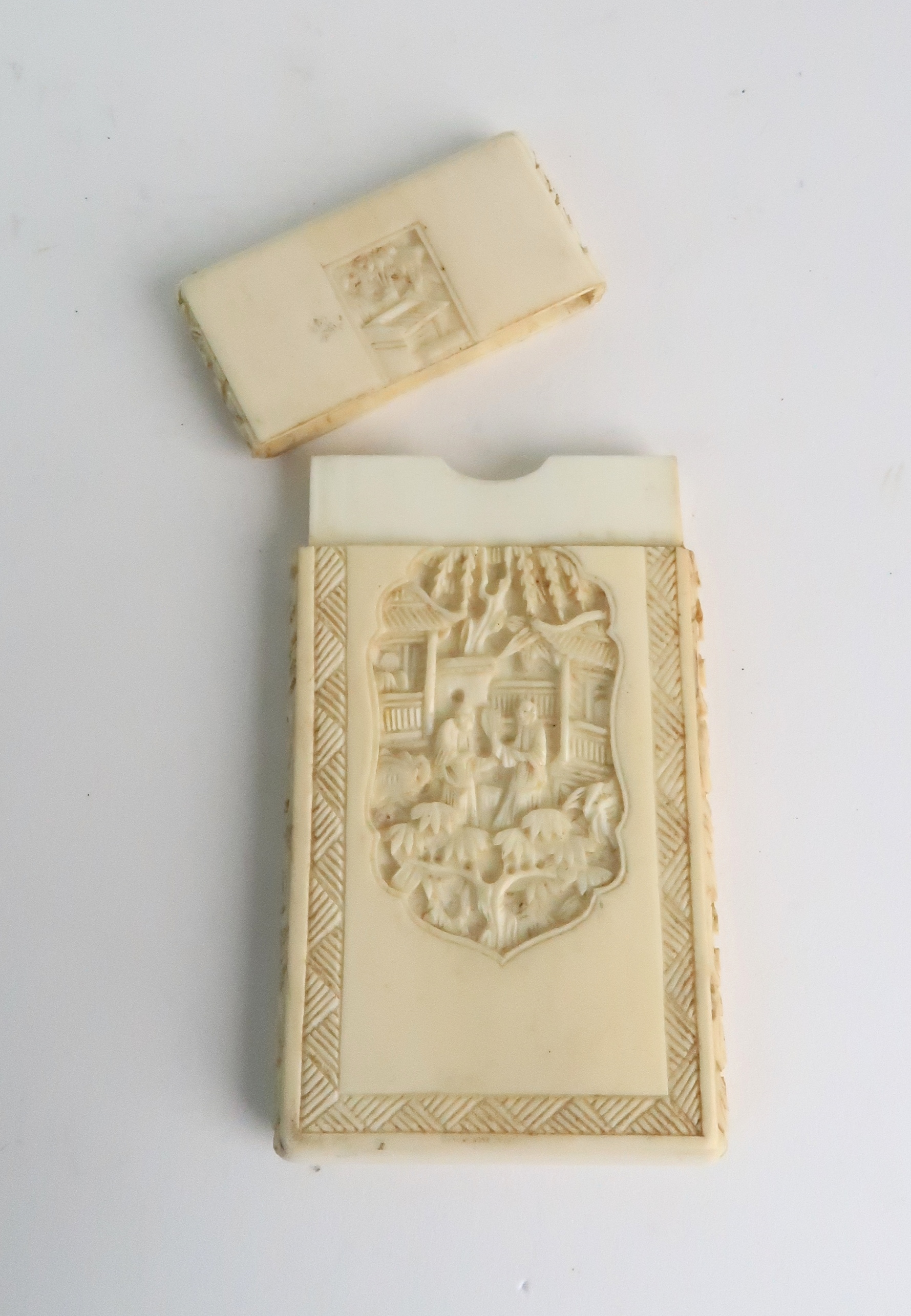 A CANTON IVORY CARD CASE carved with a vignette with figures in a village the reverse with a cross - Image 5 of 6