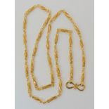 A BRIGHT YELLOW METAL TWISTED BATON LINK CHAIN stamped 22c to the clasp, length 55cm, weight 19.3gms
