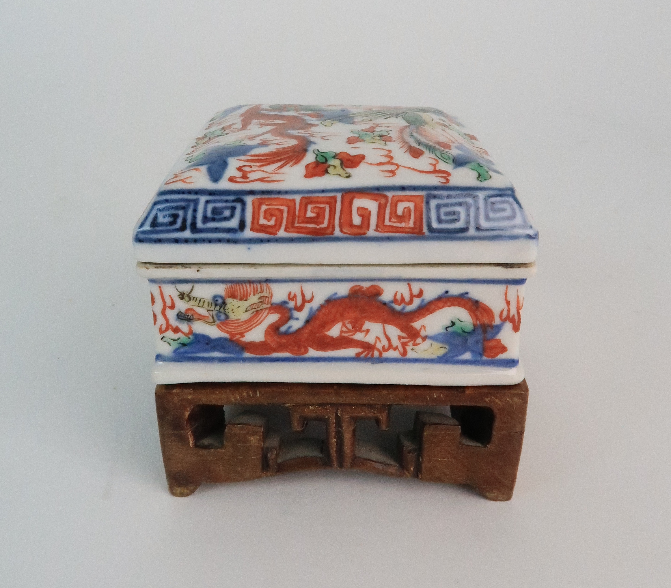 A WUCAI SQUARE SHAPED BOX AND COVER painted with dragons and phoenix, within key pattern, six - Image 3 of 8