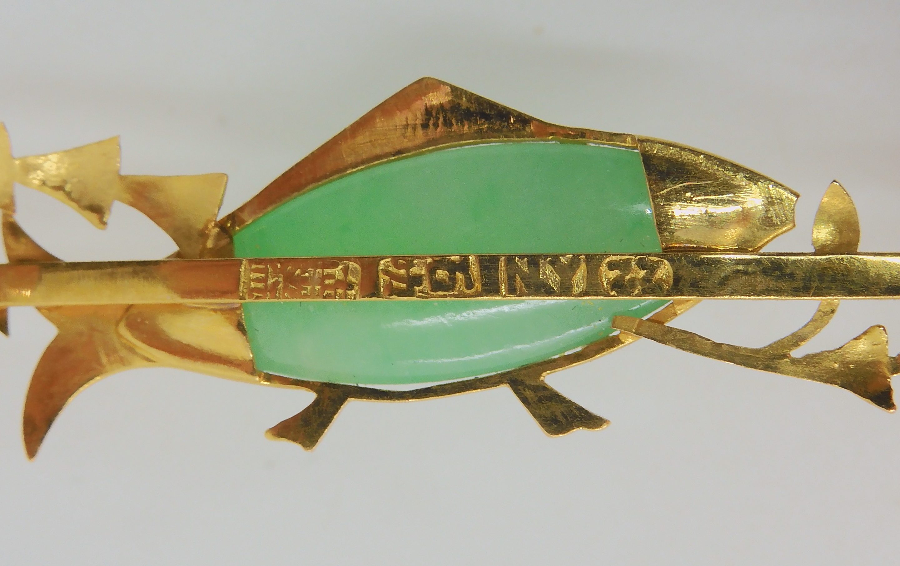 A 22CT GOLD GREEN HARDSTONE FISH BROOCH depicting a fish among pond weeds, length 5cm x 1.2cm, - Image 2 of 3