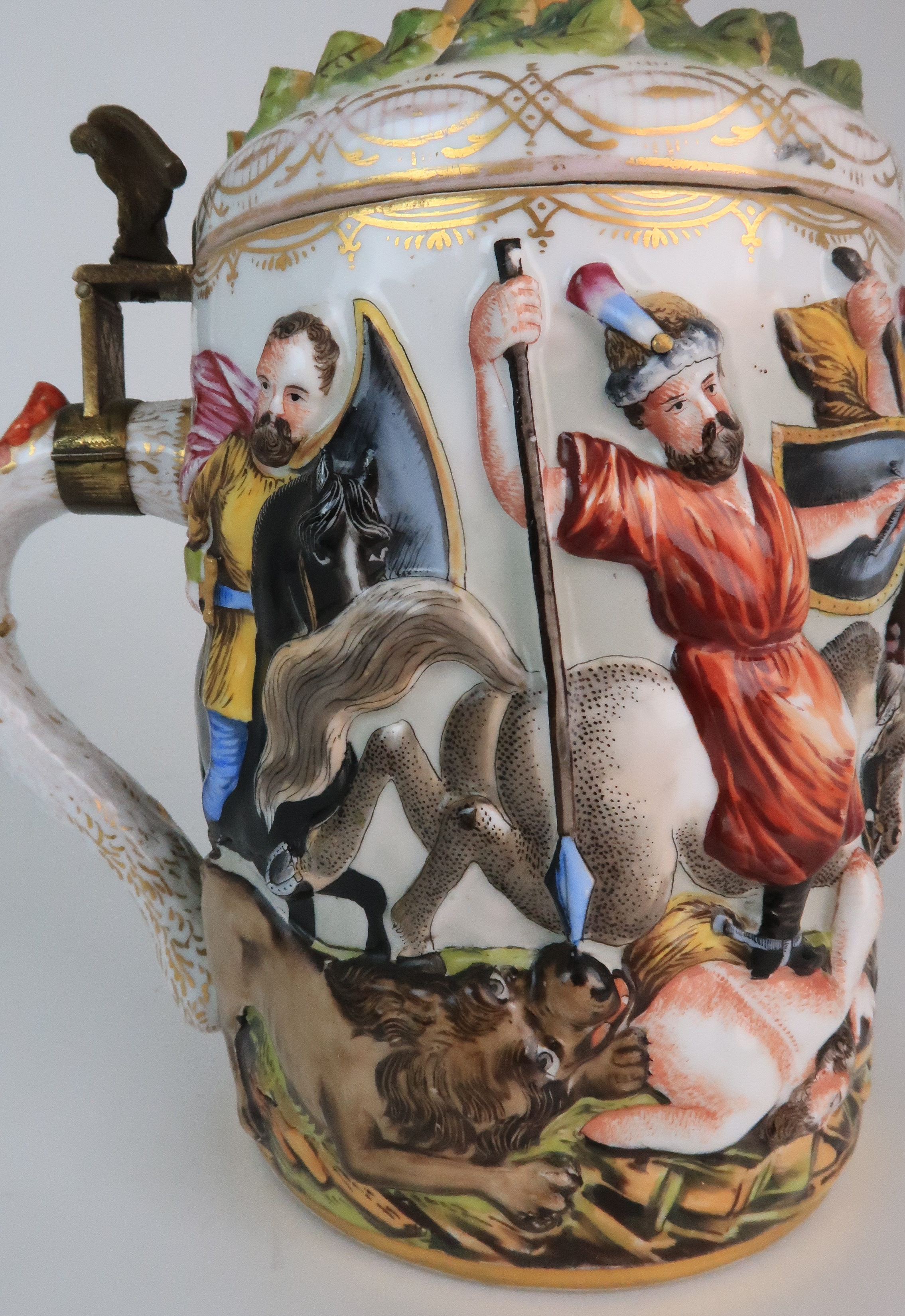 AN EARLY 20TH CENTURY HEREND TANKARD moulded and painted in relief with a battle scene, with brass - Image 7 of 10