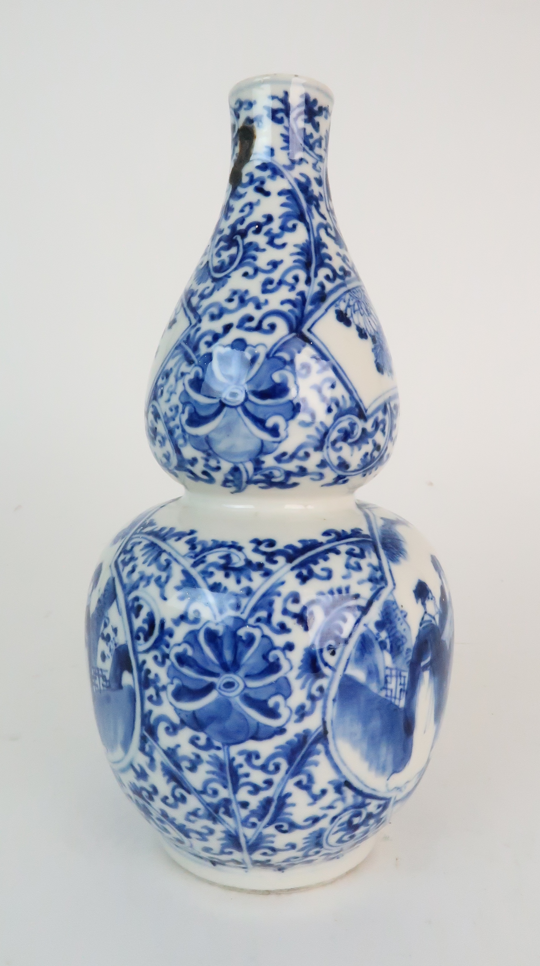 A CHINESE BLUE AND WHITE DOUBLE GOURD SHAPED VASE painted with panels of figures in conversation - Image 4 of 9