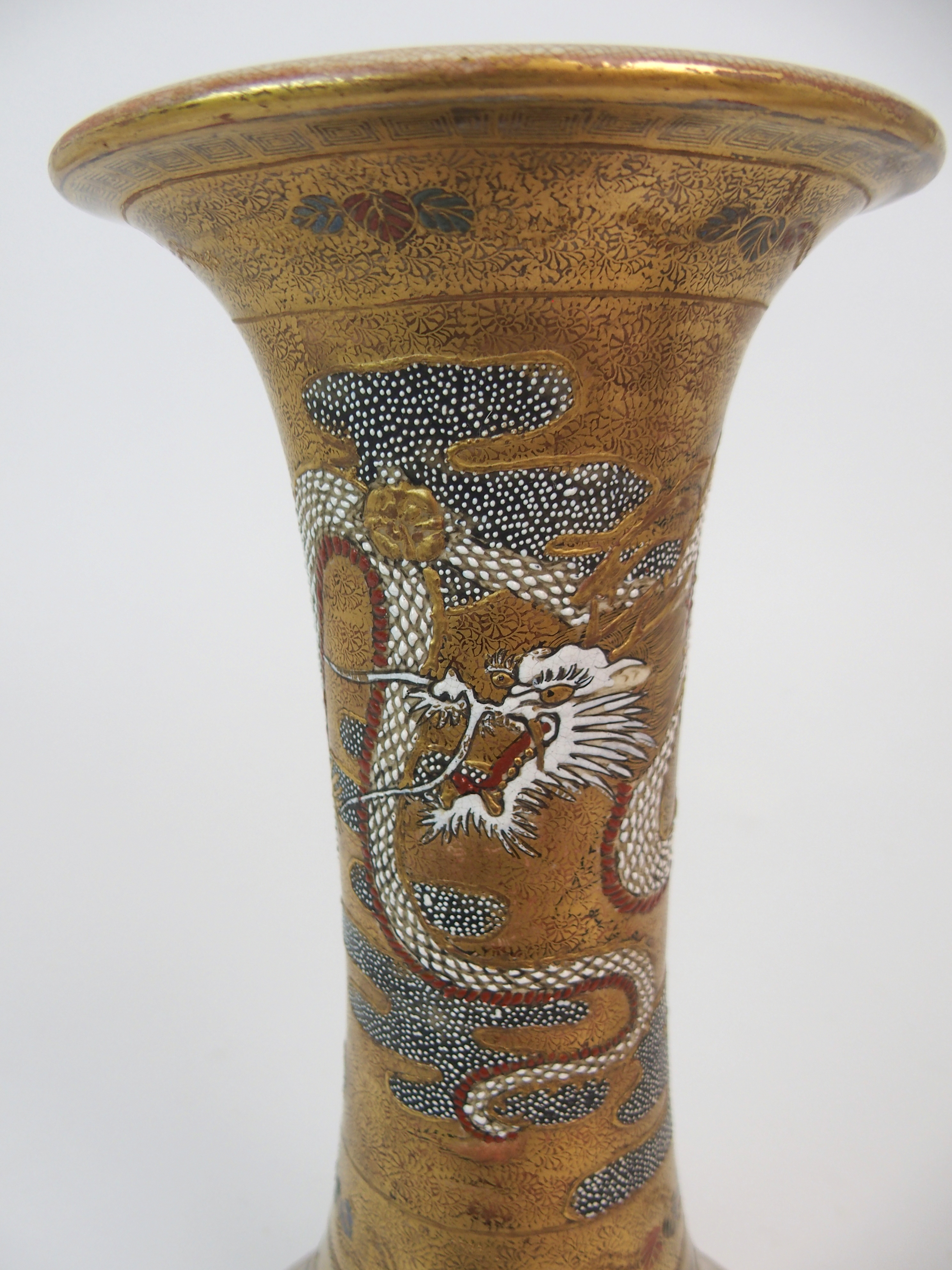 A SATSUMA TRUMPET SHAPED VASE painted with a dragon above warriors in conflict, gilt mon to vase - Image 4 of 11