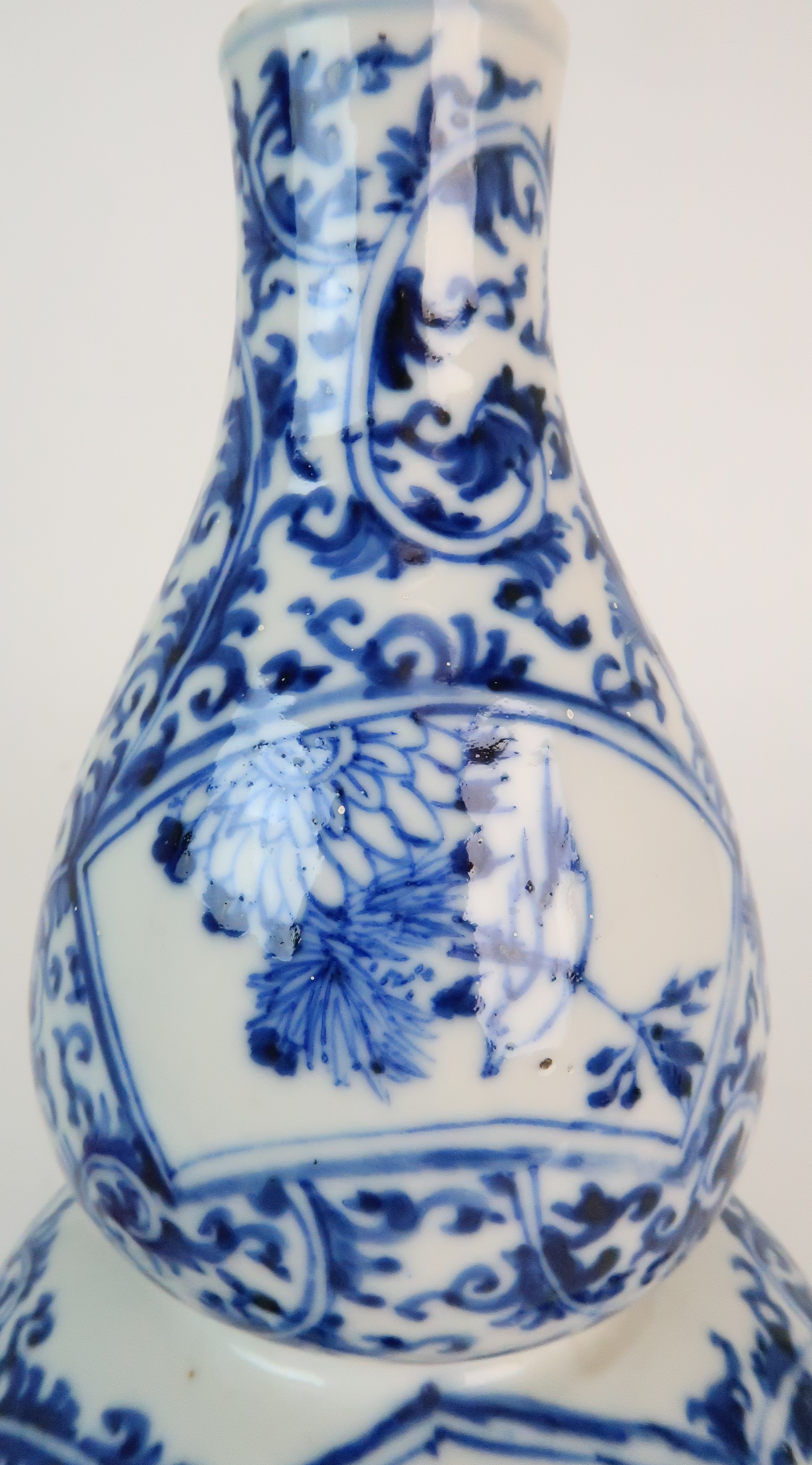 A CHINESE BLUE AND WHITE DOUBLE GOURD SHAPED VASE painted with panels of figures in conversation - Image 9 of 9