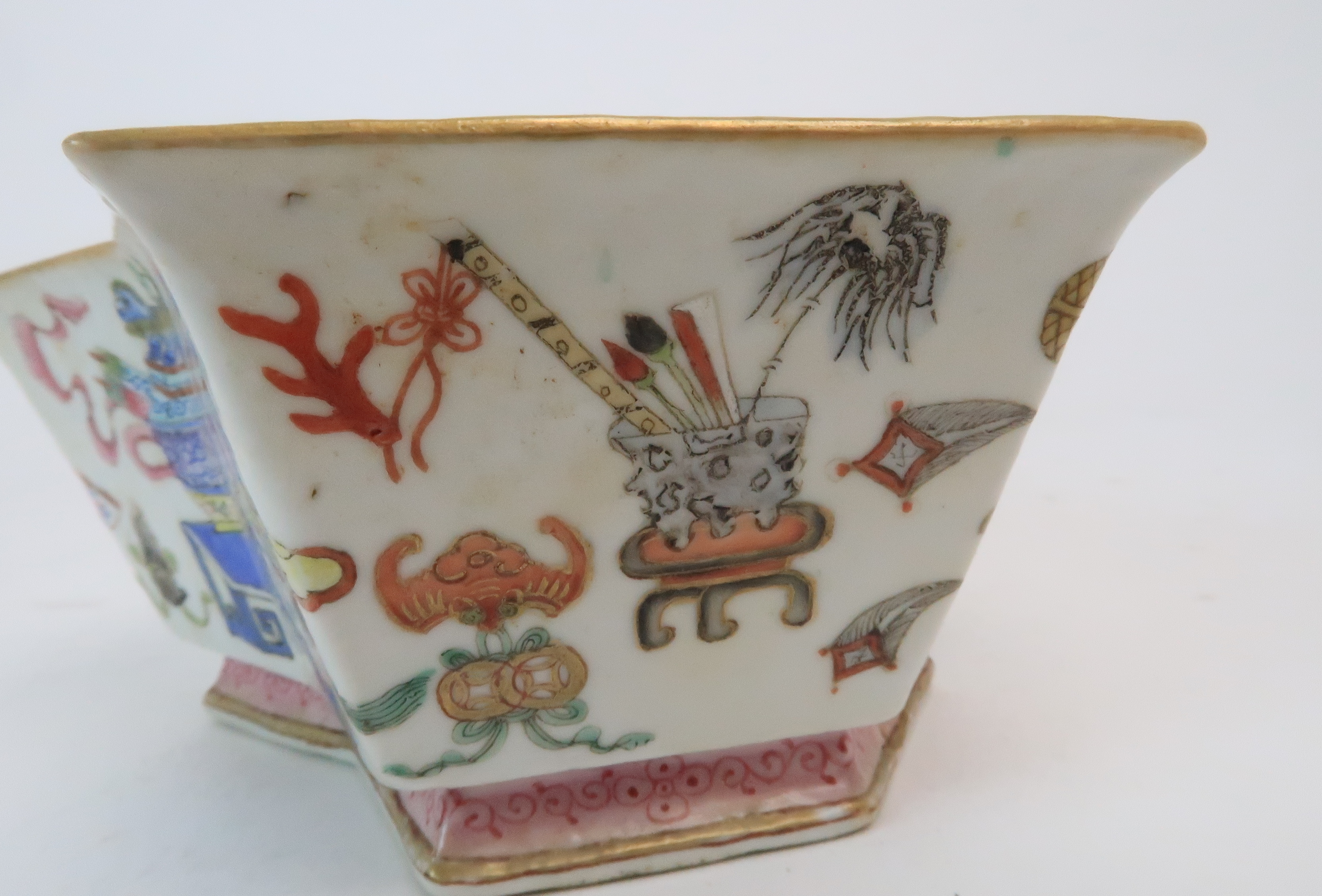*WITHDRAWN* A CANTON HEXAGONAL SHAPED BOWL painted with precious objects, above a pink floral band - Image 6 of 10