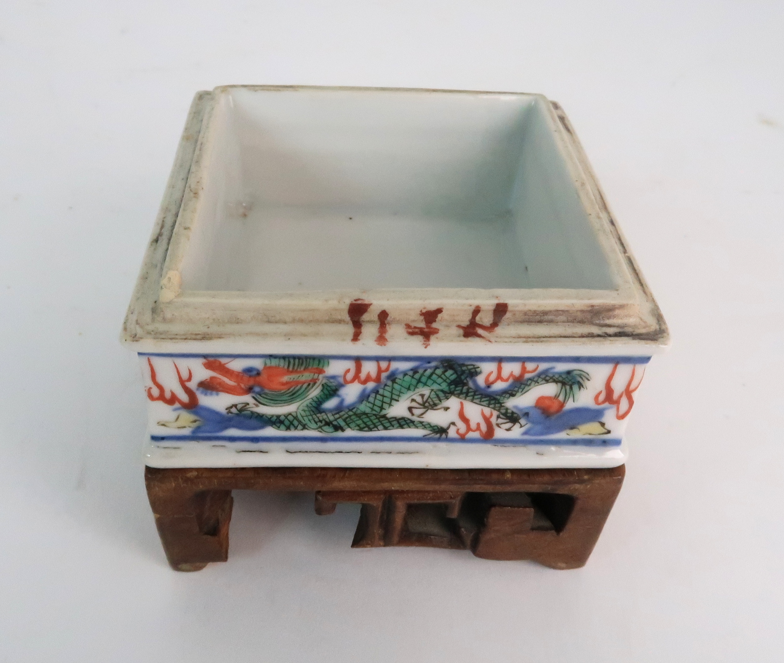 A WUCAI SQUARE SHAPED BOX AND COVER painted with dragons and phoenix, within key pattern, six - Image 6 of 8