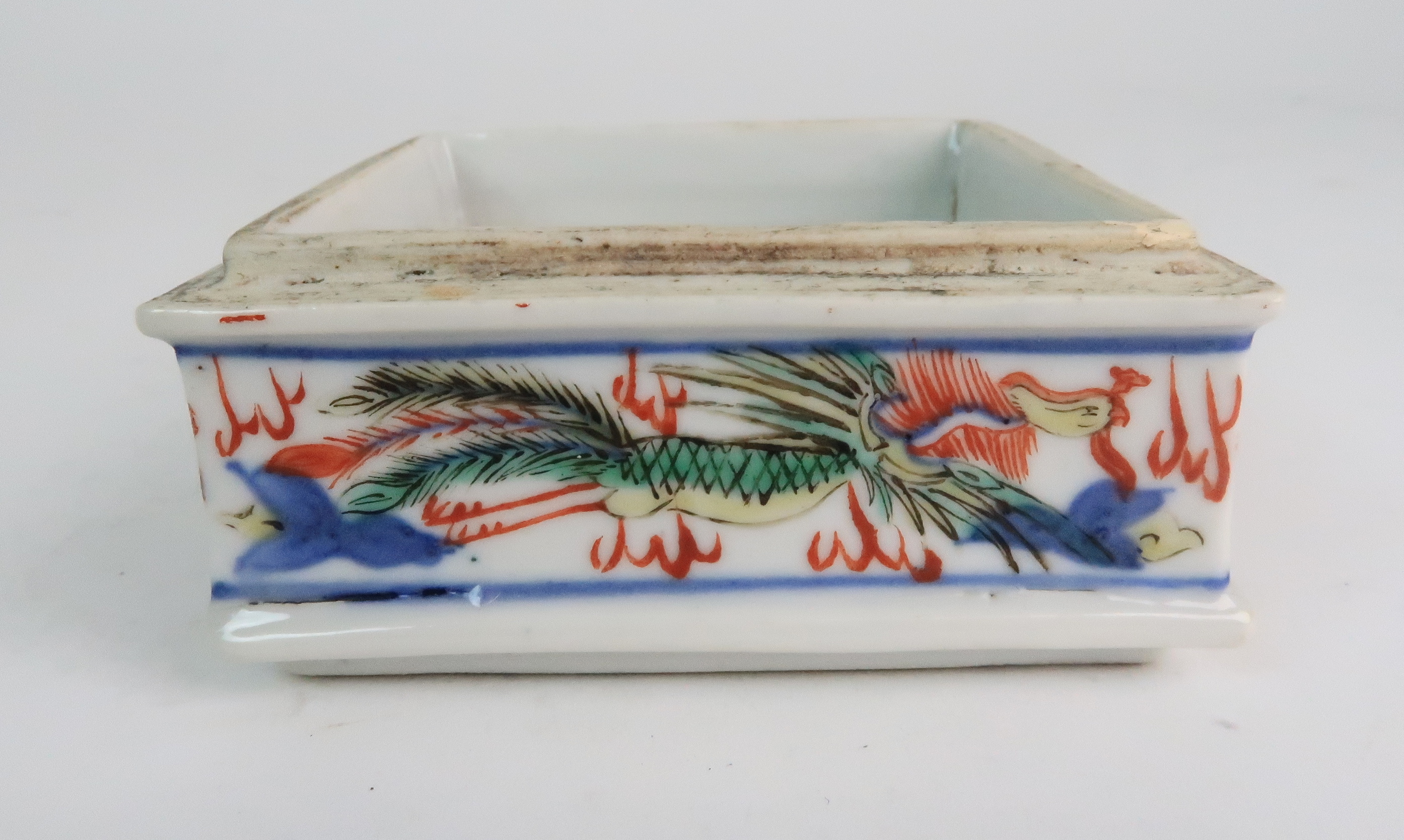 A WUCAI SQUARE SHAPED BOX AND COVER painted with dragons and phoenix, within key pattern, six - Image 7 of 8