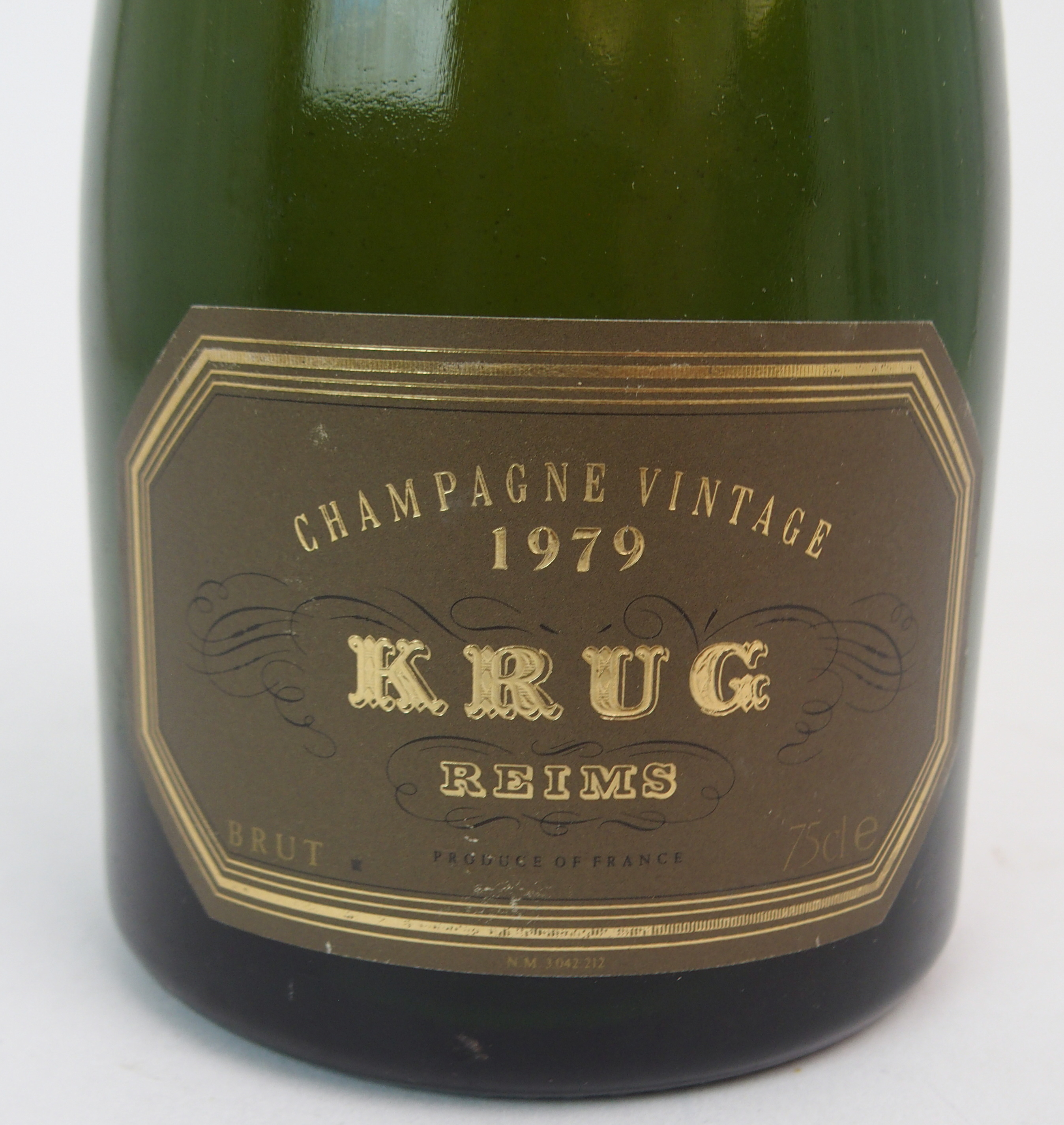 A BOTTLE OF KRUG VINTAGE CHAMPAGNE, 1979 75cl Condition Report: Available upon request - Image 2 of 2