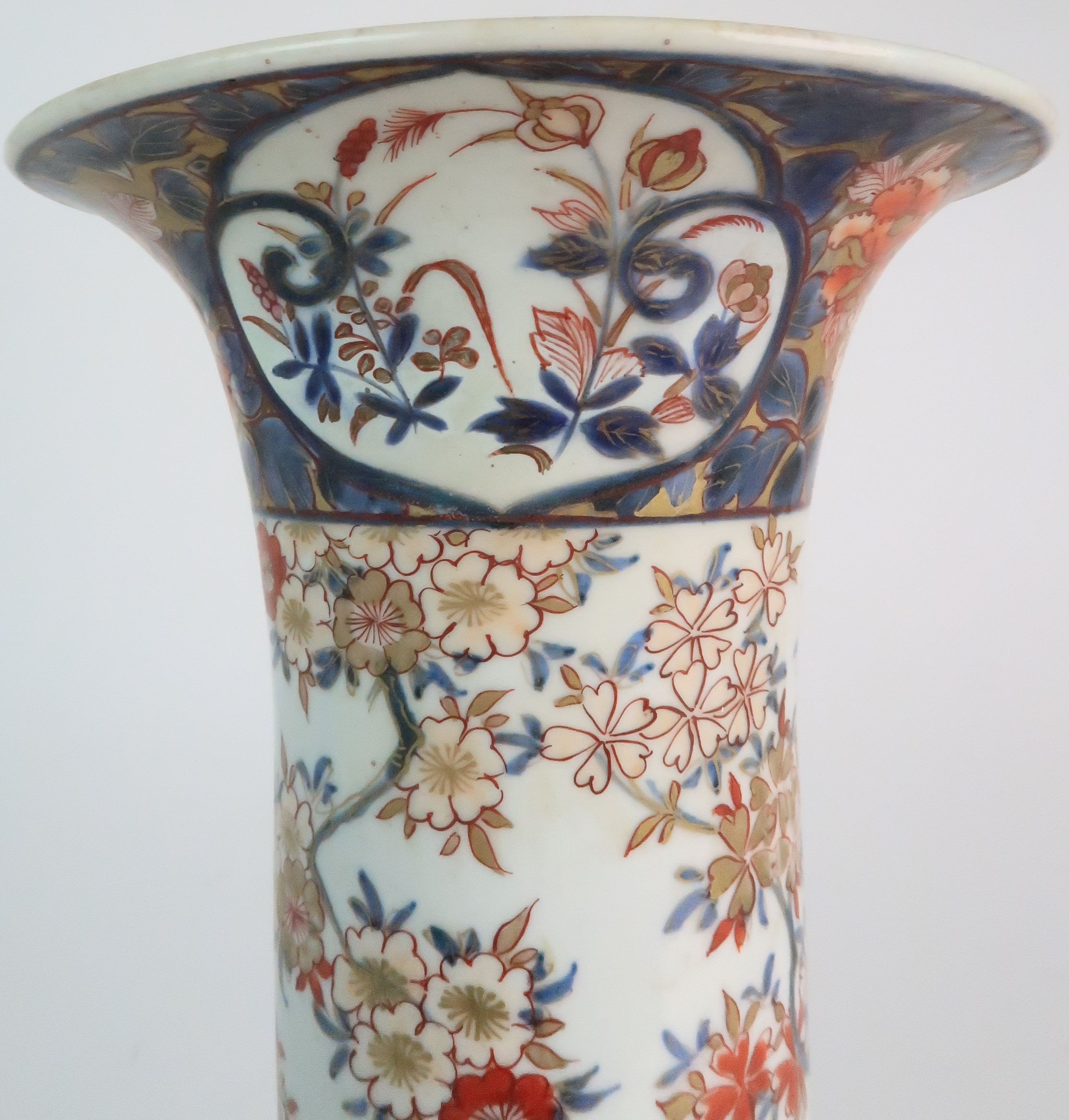 A JAPANESE IMARI FLARED CYLINDRICAL VASE painted with a building on stilts amongst flowering - Image 9 of 10