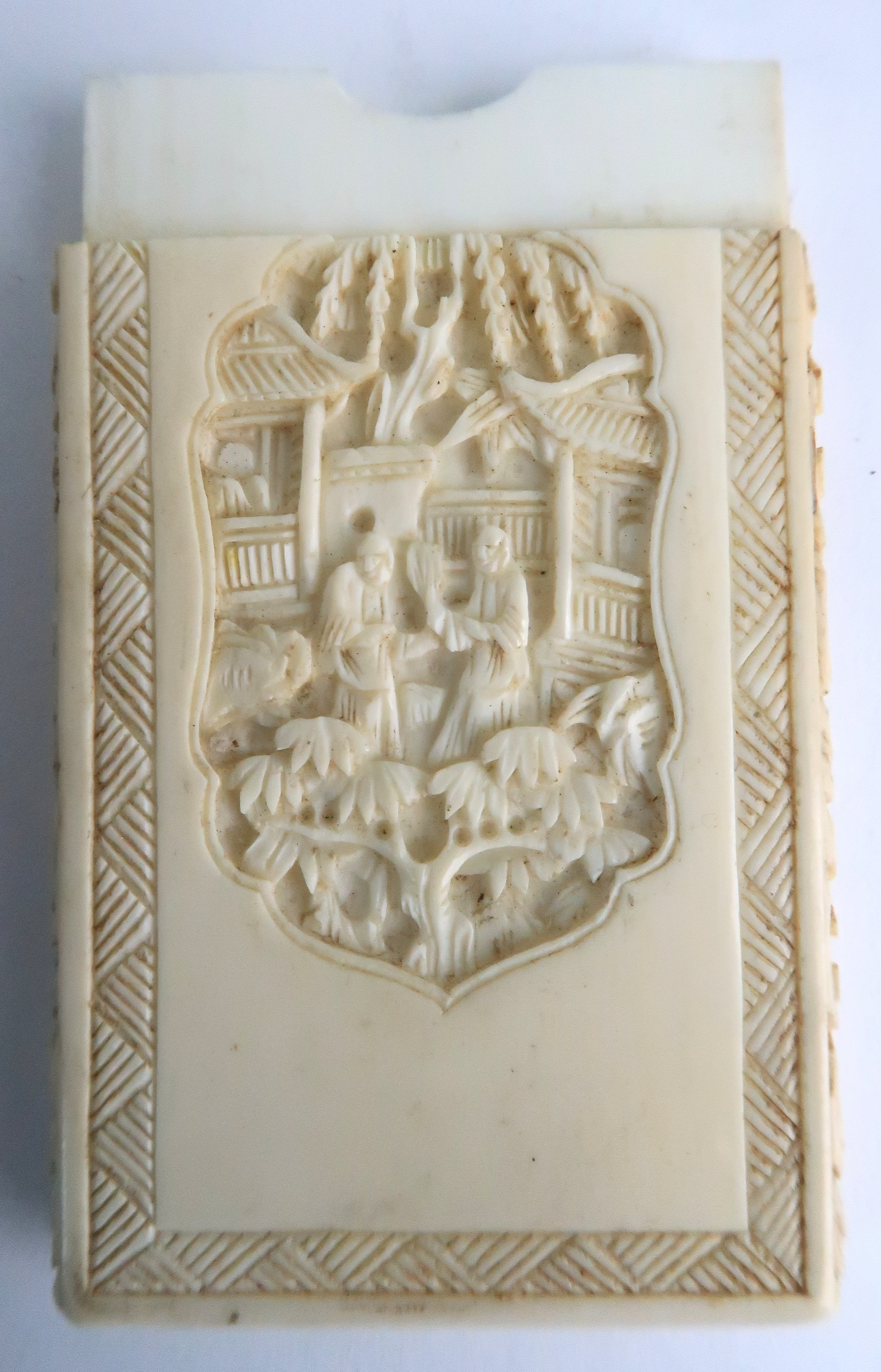 A CANTON IVORY CARD CASE carved with a vignette with figures in a village the reverse with a cross - Image 6 of 6