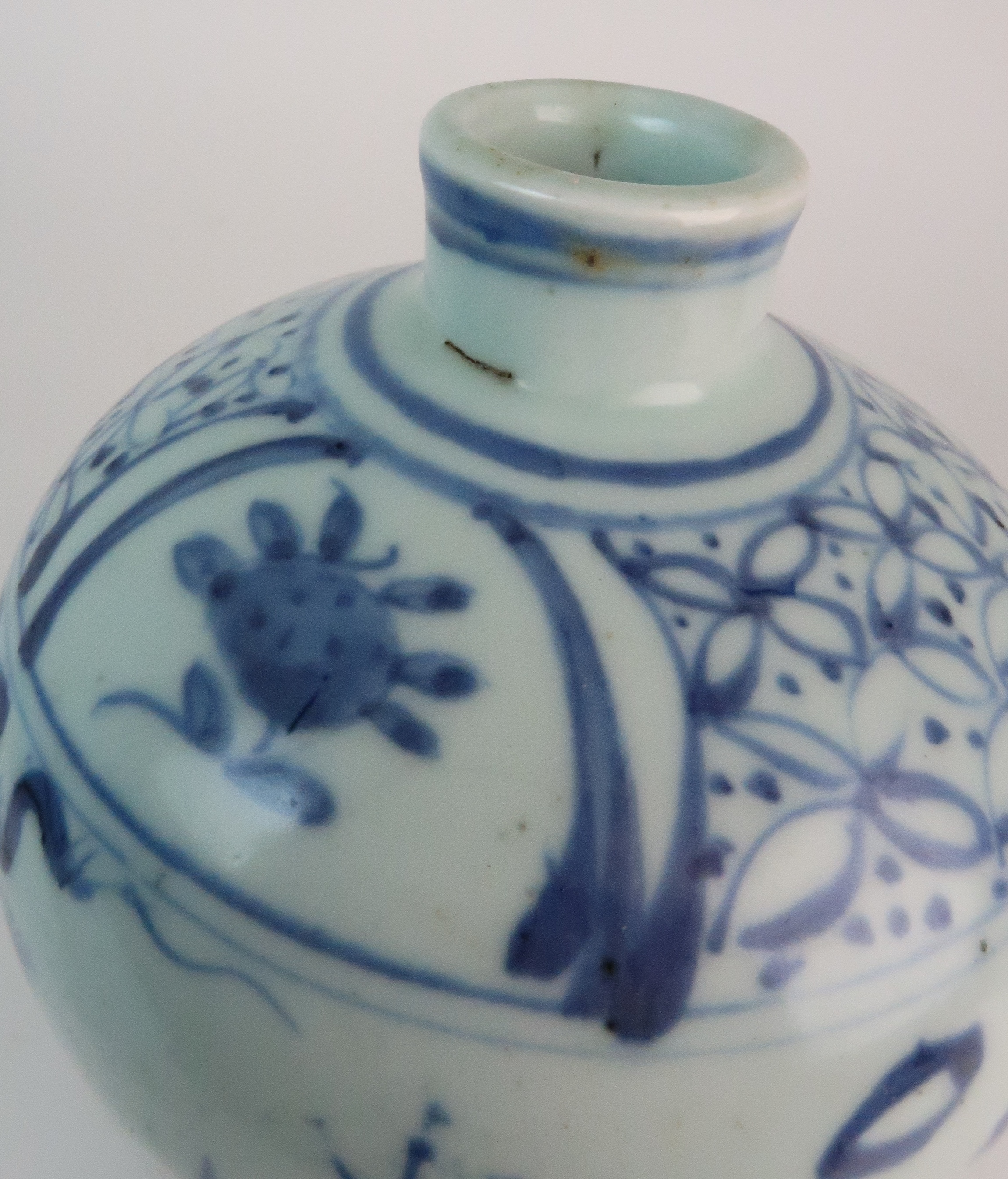 A MING STYLE BLUE AND WHITE BALUSTER VASE painted with three figures in a fenced garden, within - Image 6 of 7