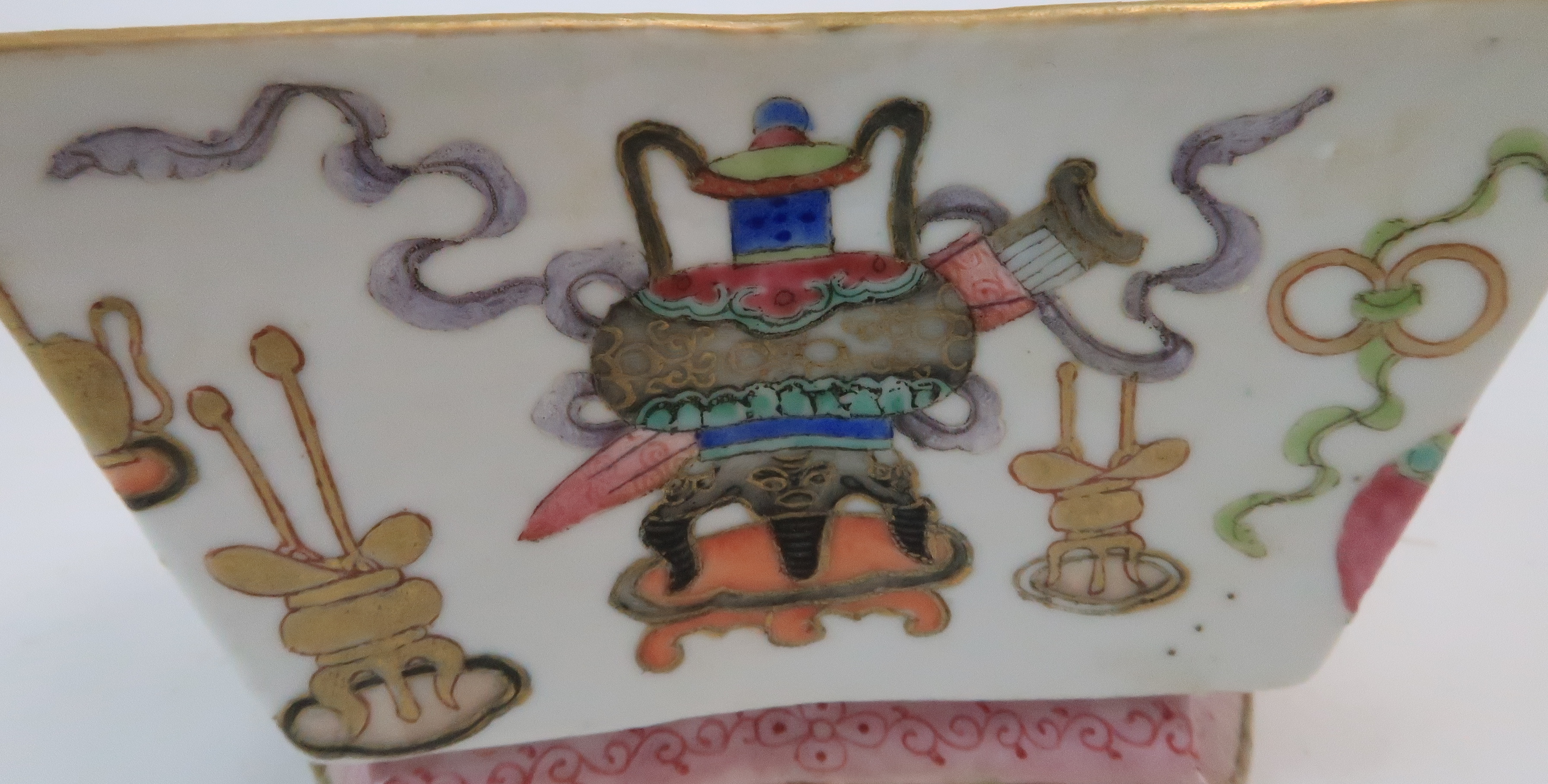 *WITHDRAWN* A CANTON HEXAGONAL SHAPED BOWL painted with precious objects, above a pink floral band - Image 7 of 10