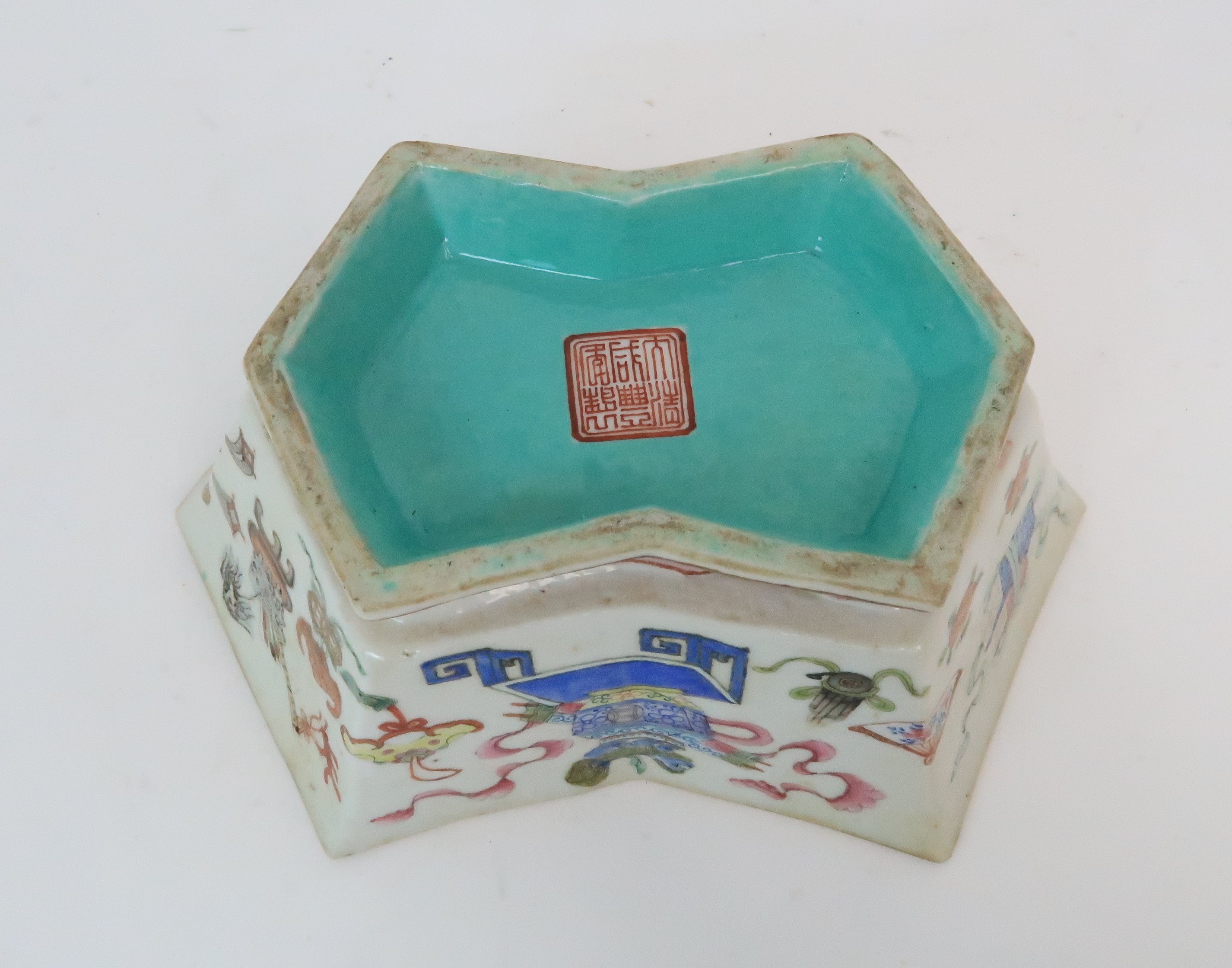 *WITHDRAWN* A CANTON HEXAGONAL SHAPED BOWL painted with precious objects, above a pink floral band - Image 9 of 10