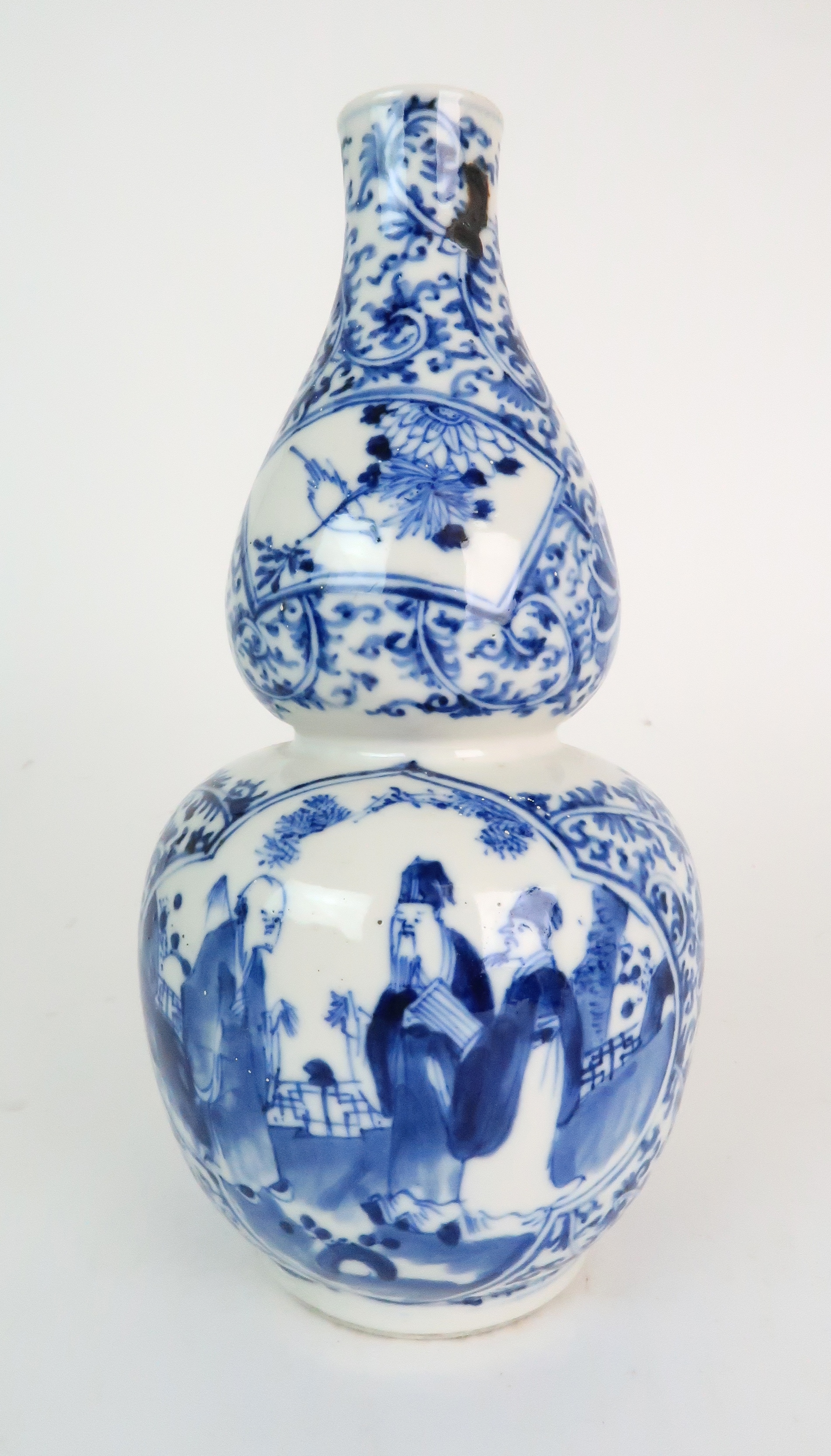 A CHINESE BLUE AND WHITE DOUBLE GOURD SHAPED VASE painted with panels of figures in conversation - Image 3 of 9