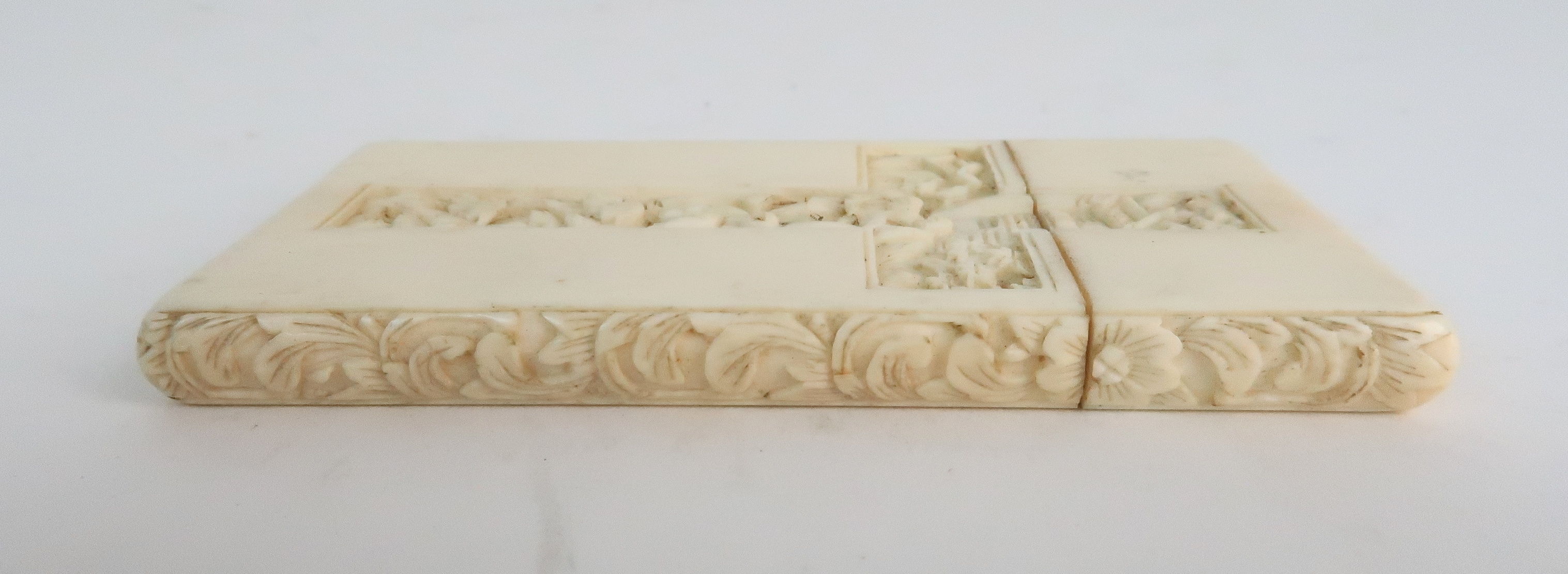 A CANTON IVORY CARD CASE carved with a vignette with figures in a village the reverse with a cross - Image 3 of 6