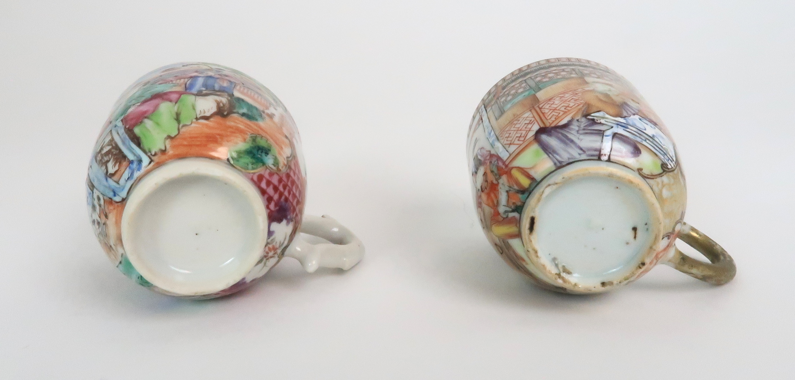 *WITHDRAWN* TWO CHINESE EXPORT FAMILLE ROSE CUPS one painted with figures at tables on balconies - Image 5 of 6