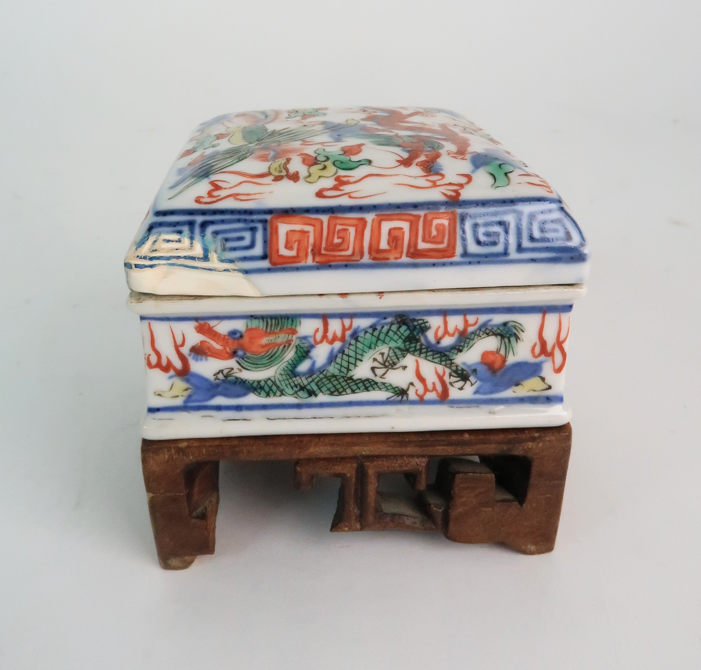 A WUCAI SQUARE SHAPED BOX AND COVER painted with dragons and phoenix, within key pattern, six - Image 5 of 8