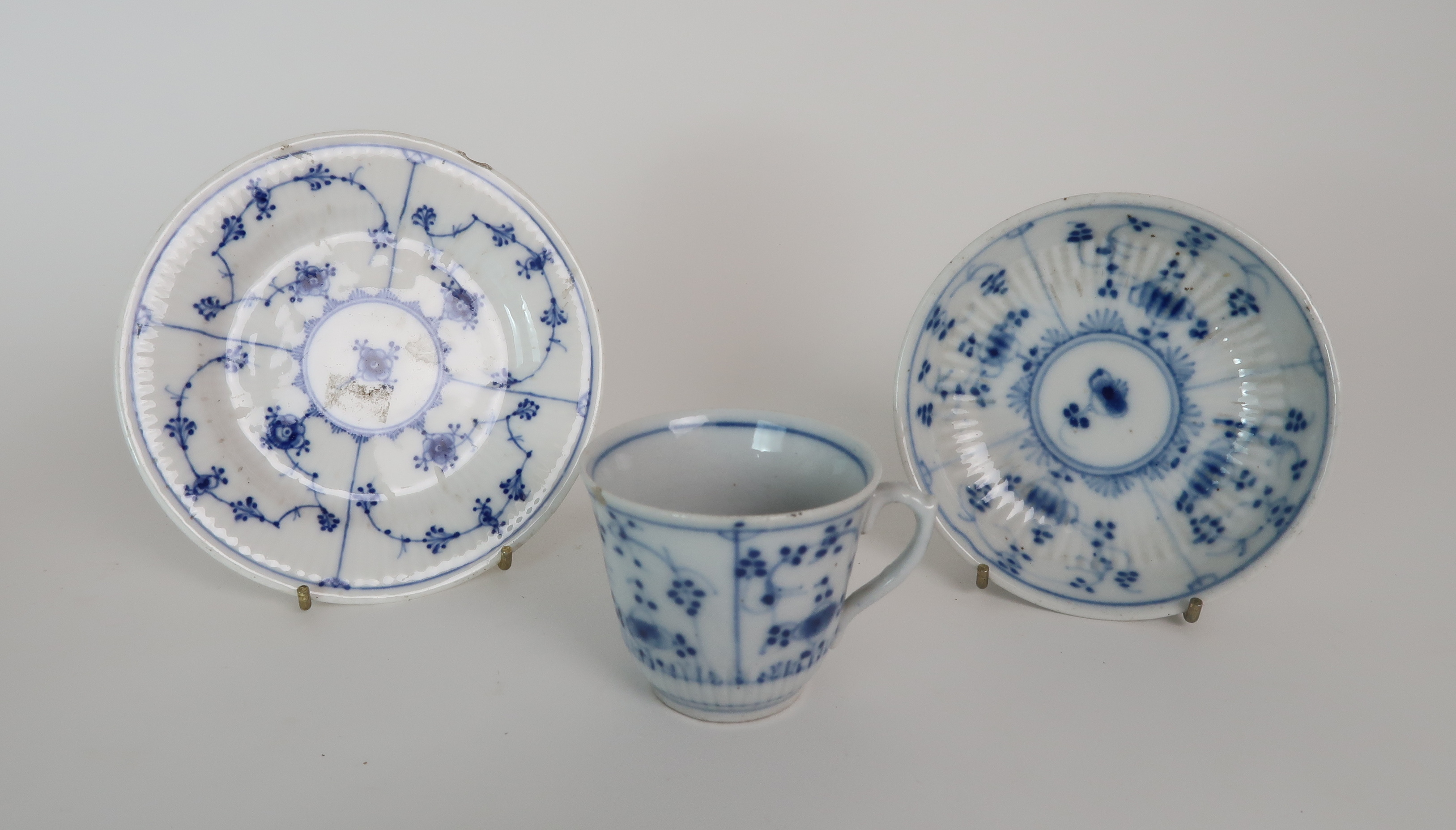 A COLLECTION OF ANTIQUE AND LATER ENGLISH BLUE AND WHITE PORCELAIN TEA/COFFEE WARES including - Image 14 of 20