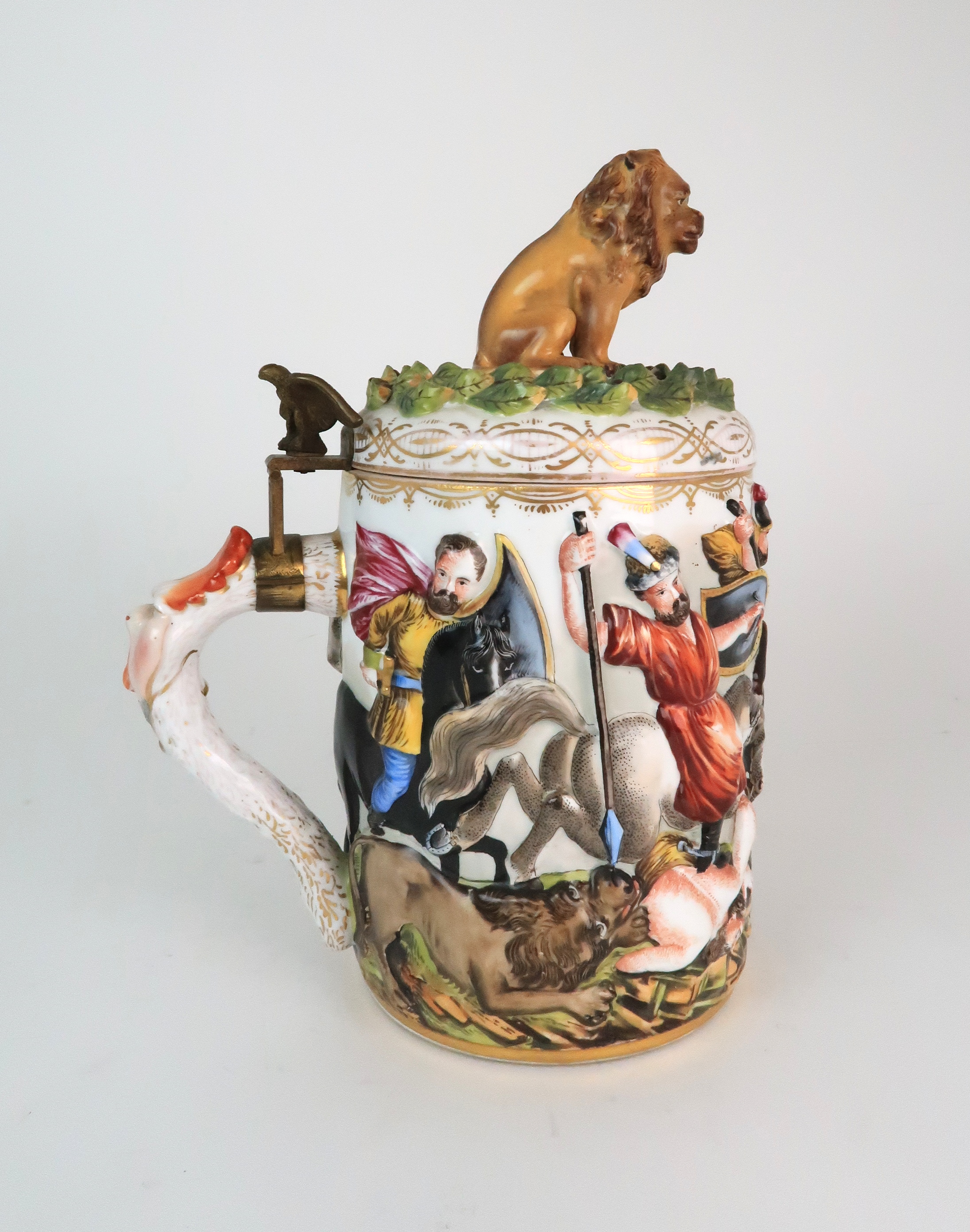 AN EARLY 20TH CENTURY HEREND TANKARD moulded and painted in relief with a battle scene, with brass - Image 3 of 10