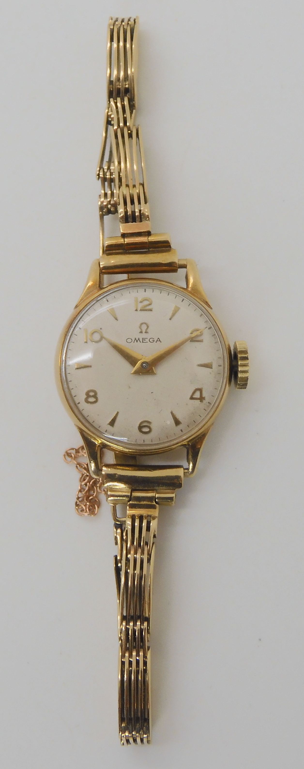 A 9CT GOLD LADIES VINTAGE OMEGA WRISTWATCH with a cream dial with gold coloured Arabic and chevron - Bild 4 aus 5