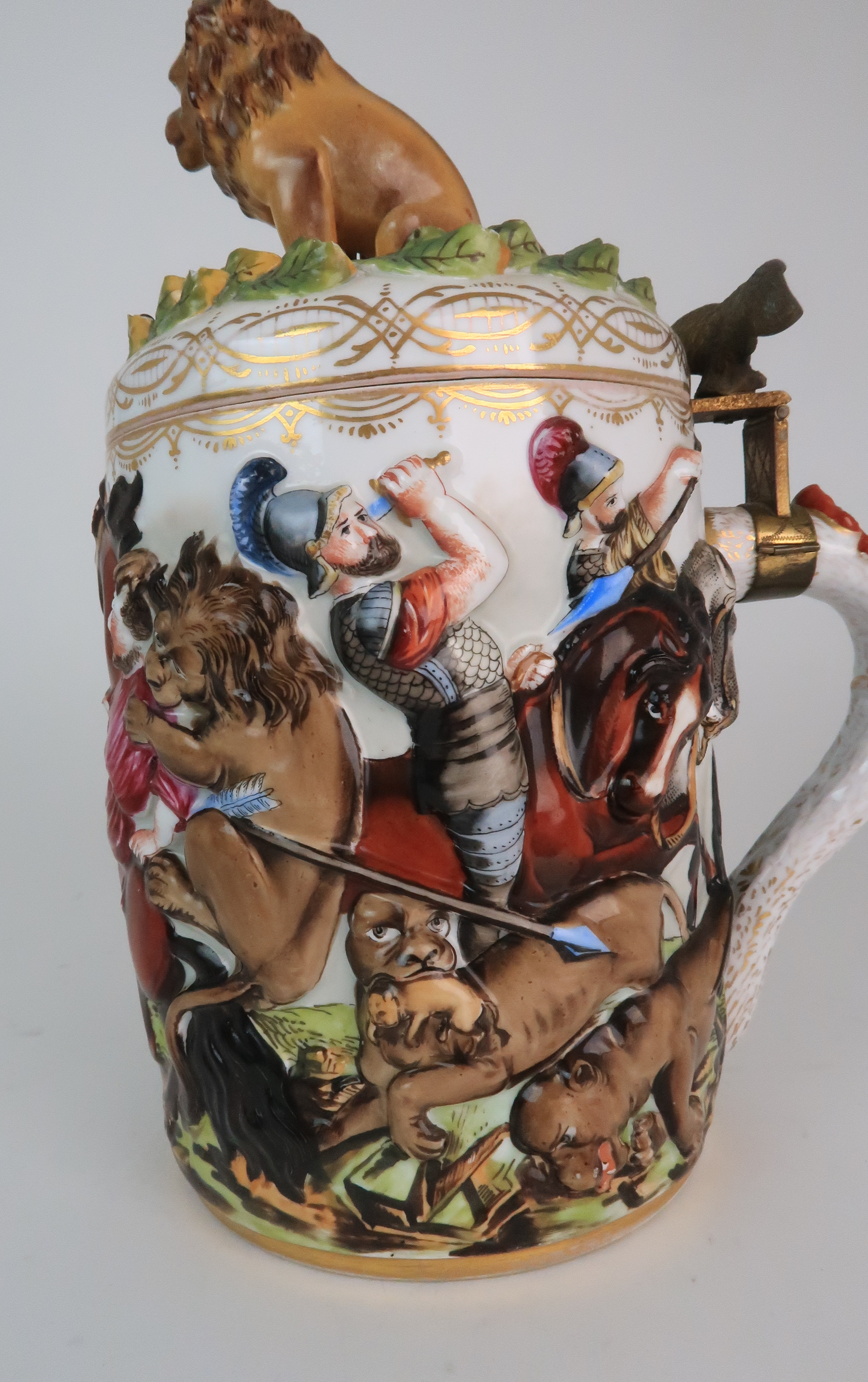 AN EARLY 20TH CENTURY HEREND TANKARD moulded and painted in relief with a battle scene, with brass - Image 6 of 10