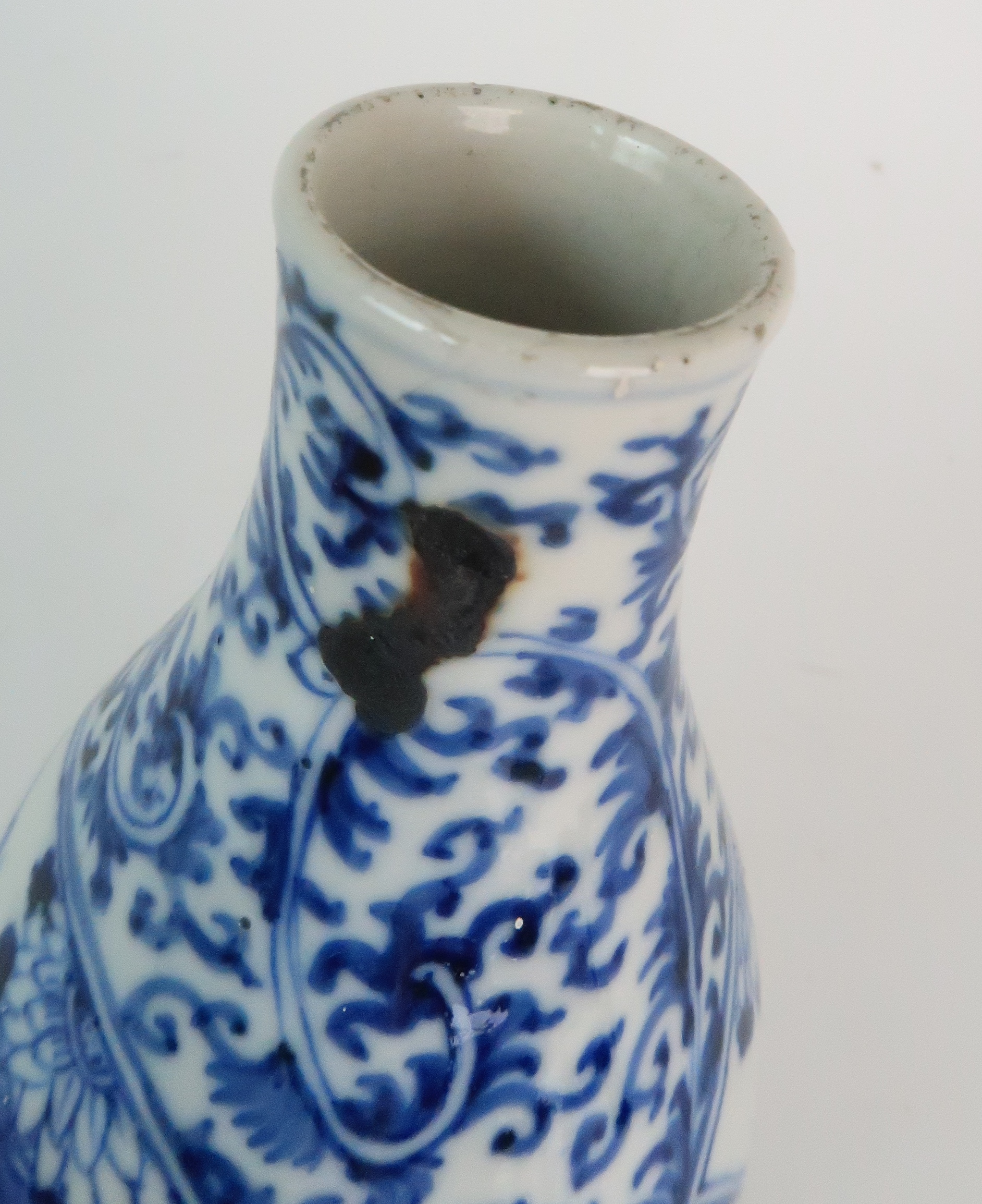A CHINESE BLUE AND WHITE DOUBLE GOURD SHAPED VASE painted with panels of figures in conversation - Image 6 of 9