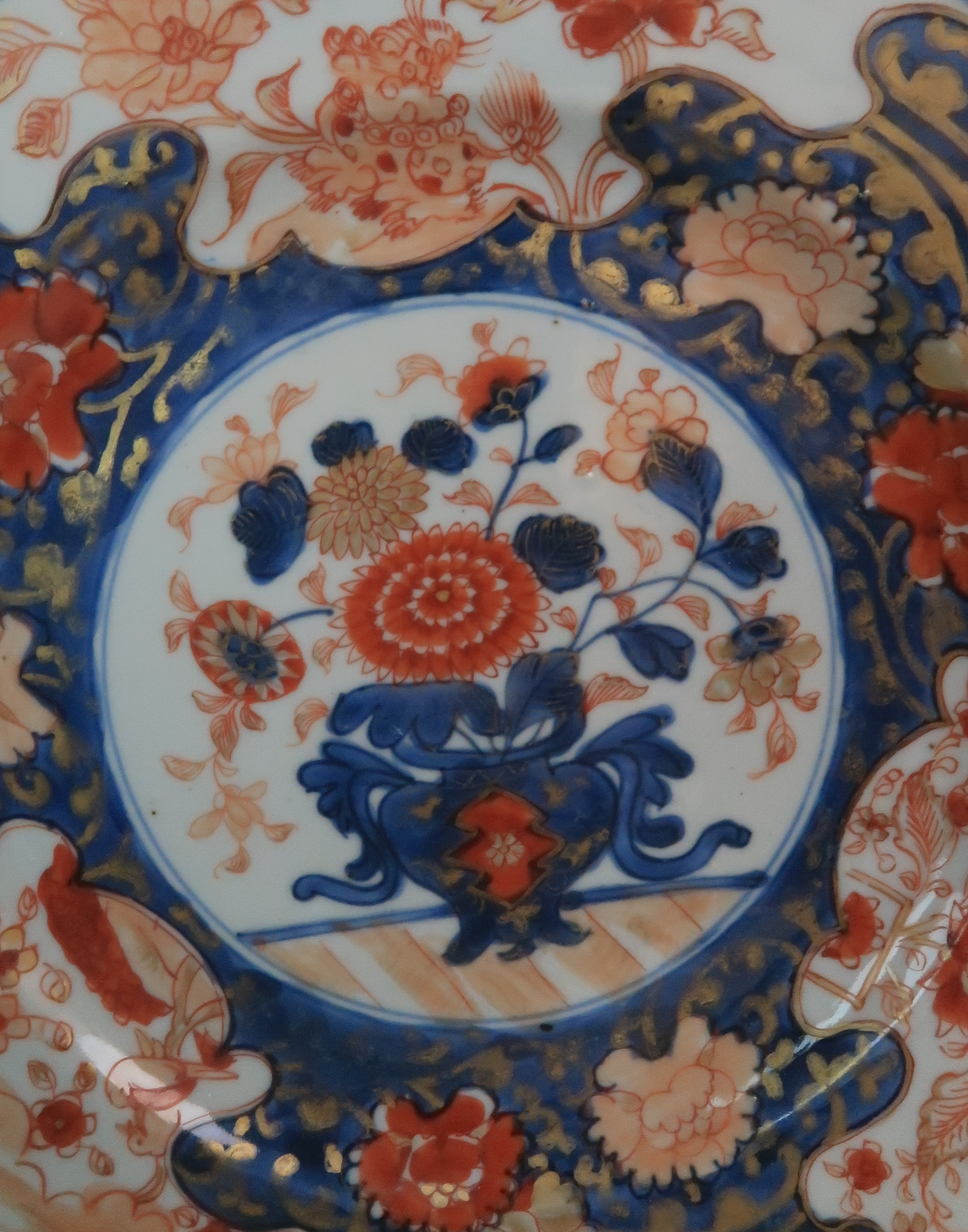 THREE CHINESE EXPORT IMARI PATTERN PLATES painted with vases of flowers and a landscape, 23 and 23. - Image 12 of 16