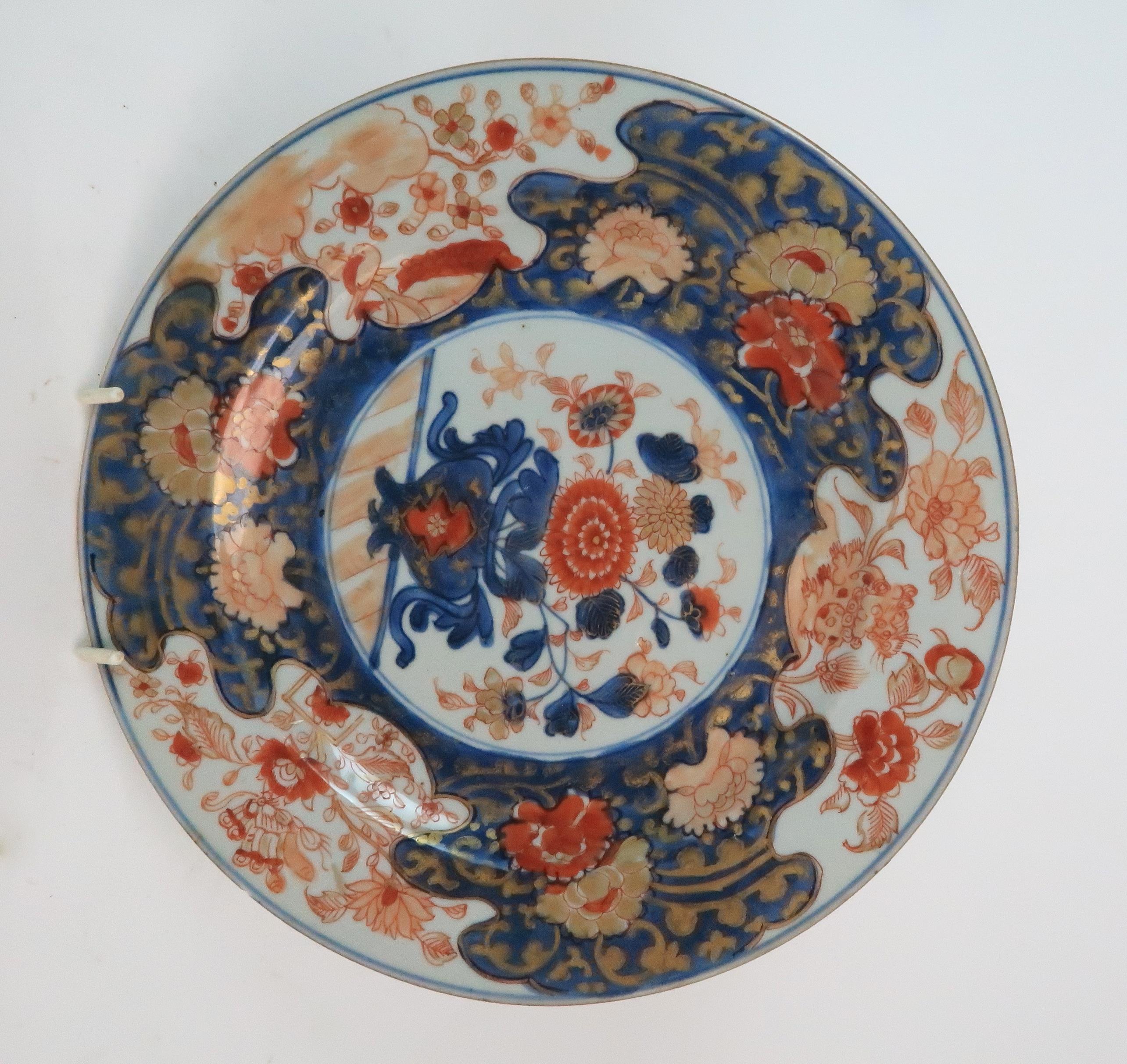 THREE CHINESE EXPORT IMARI PATTERN PLATES painted with vases of flowers and a landscape, 23 and 23. - Image 4 of 16