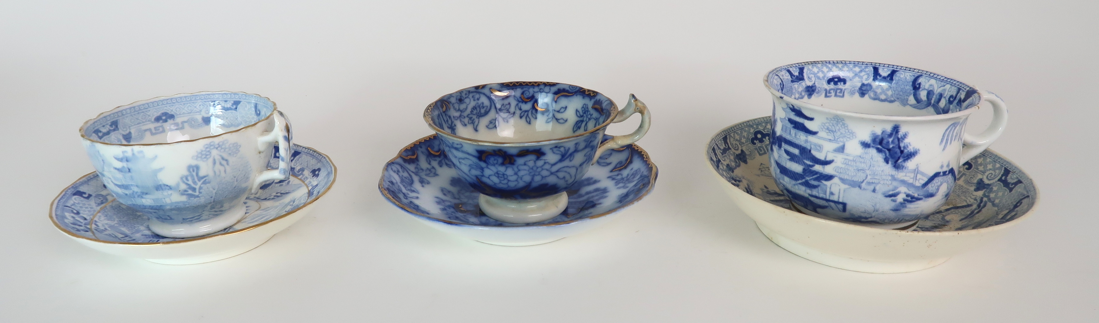 A COLLECTION OF ANTIQUE AND LATER ENGLISH BLUE AND WHITE PORCELAIN TEA/COFFEE WARES including - Image 4 of 20